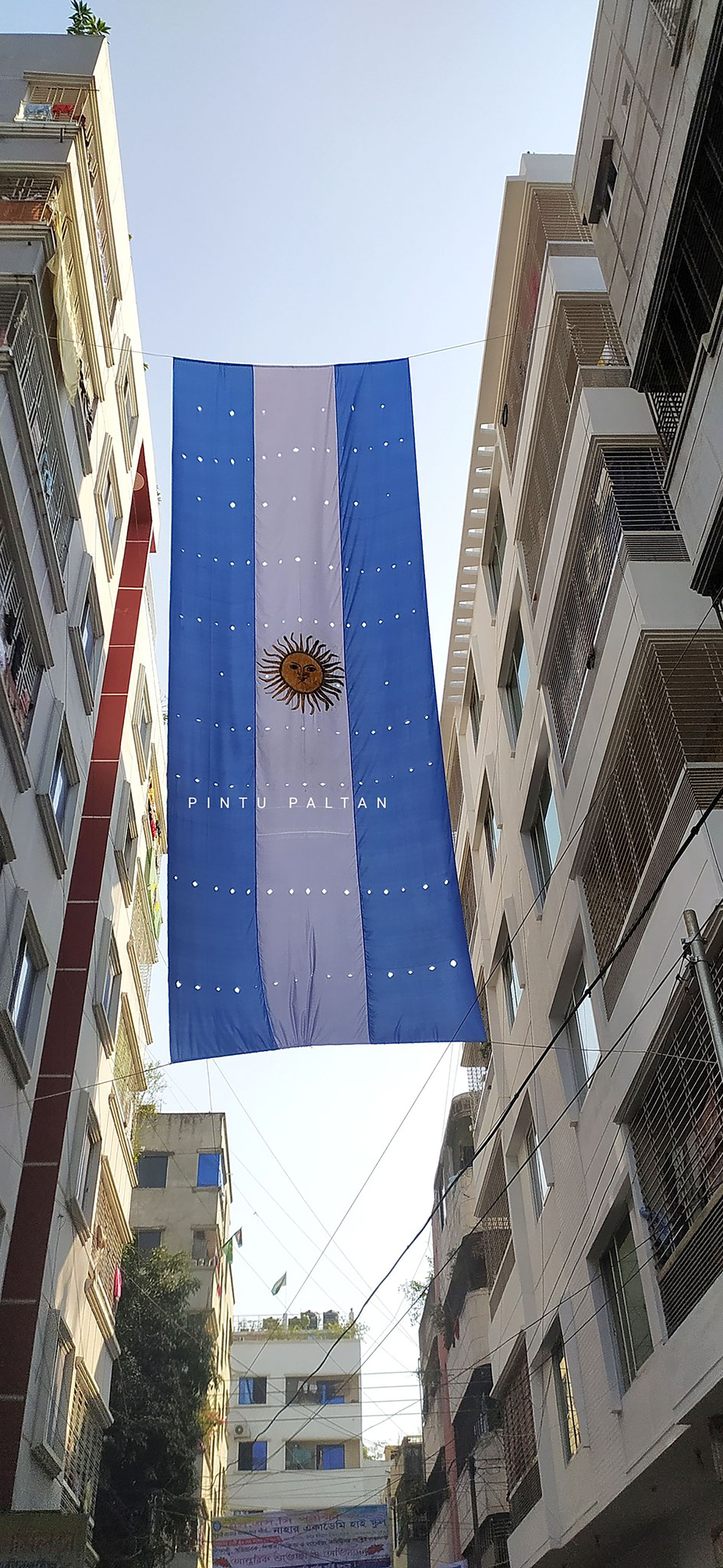 La bandera de Argentina que colgó Pintu en la calle de su casa en Dhaka