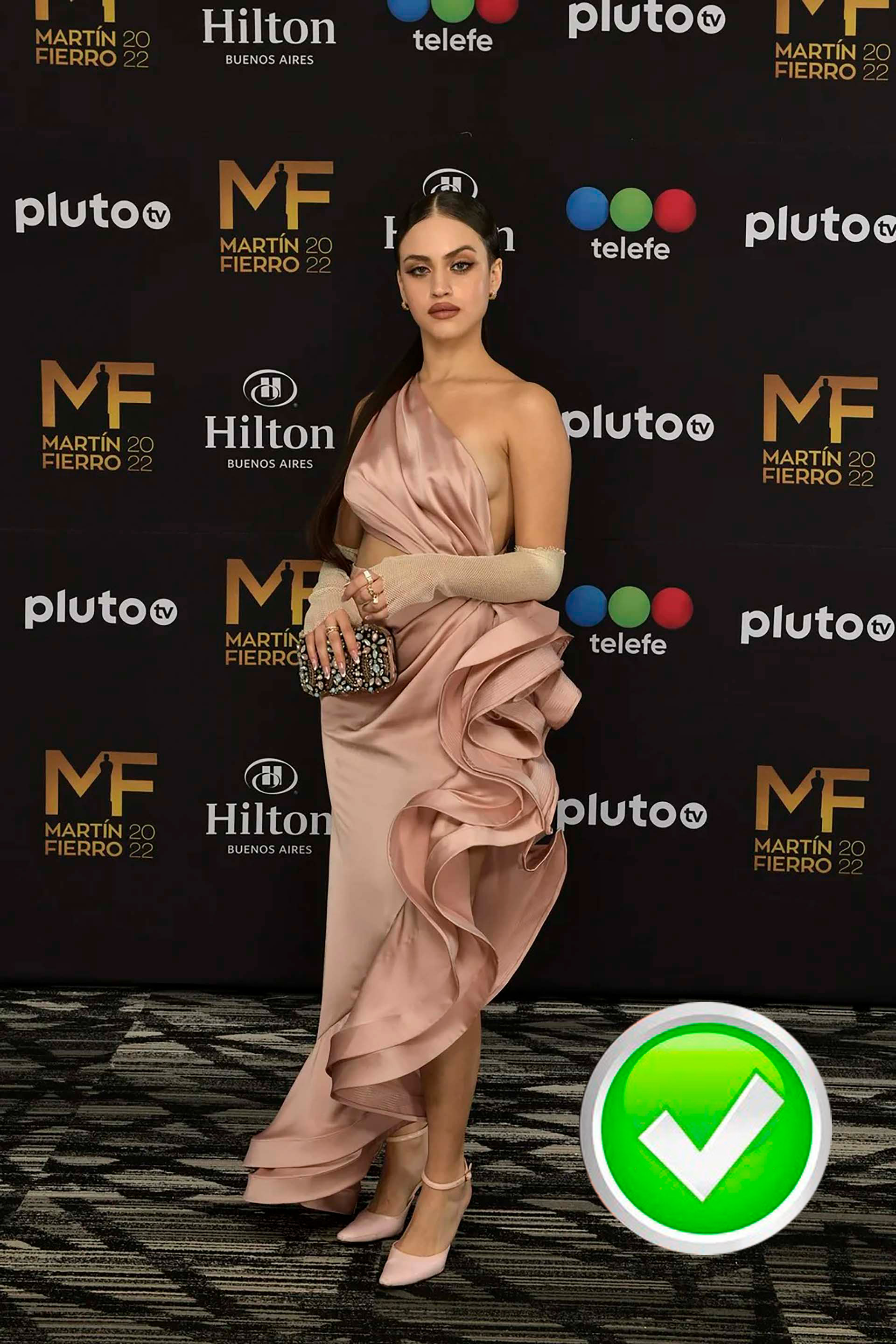 La joven actriz, integrante de la telenovela La 1-5/18, lució un vestido de una manga en tono rosa Dior (Prensa Telefé)