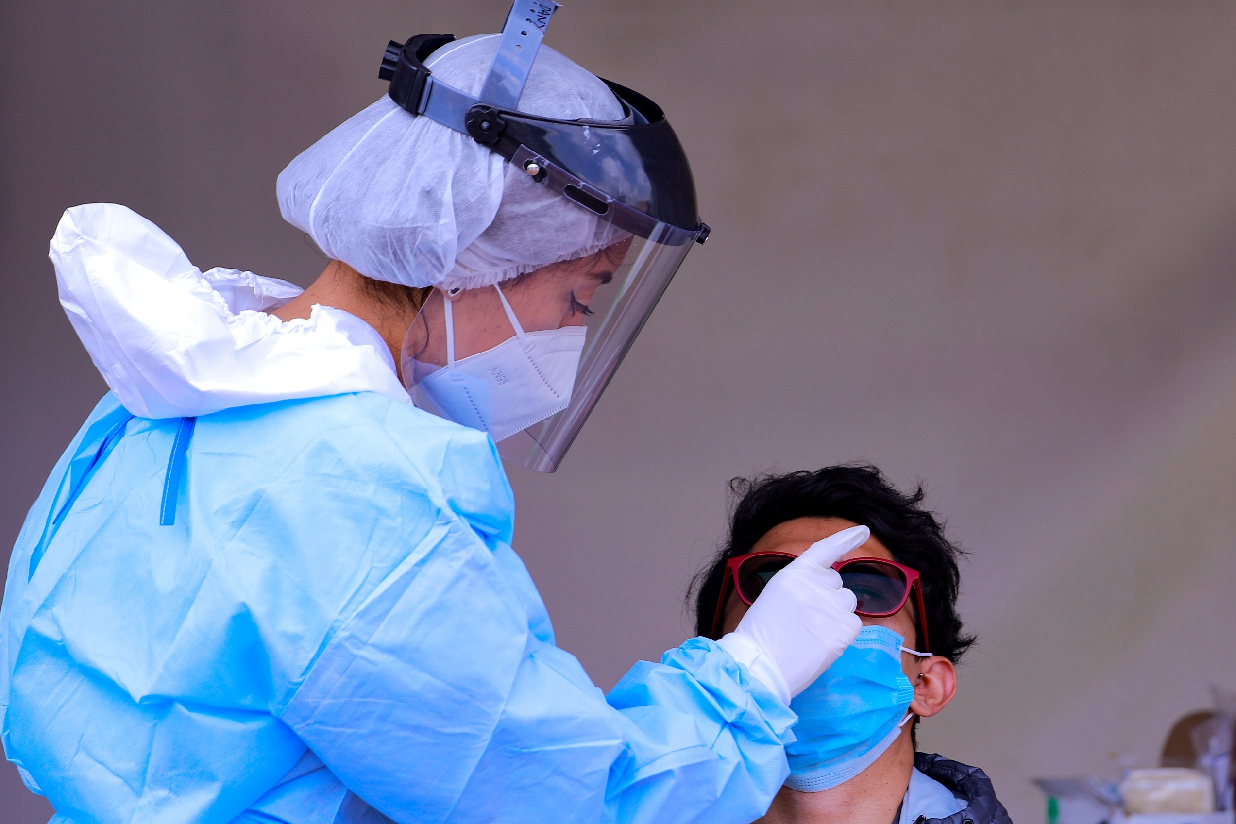 Personal de salud realiza una prueba de covid-19 a un hombre en Ciudad de México (Foto: EFE/Carlos Ramírez)