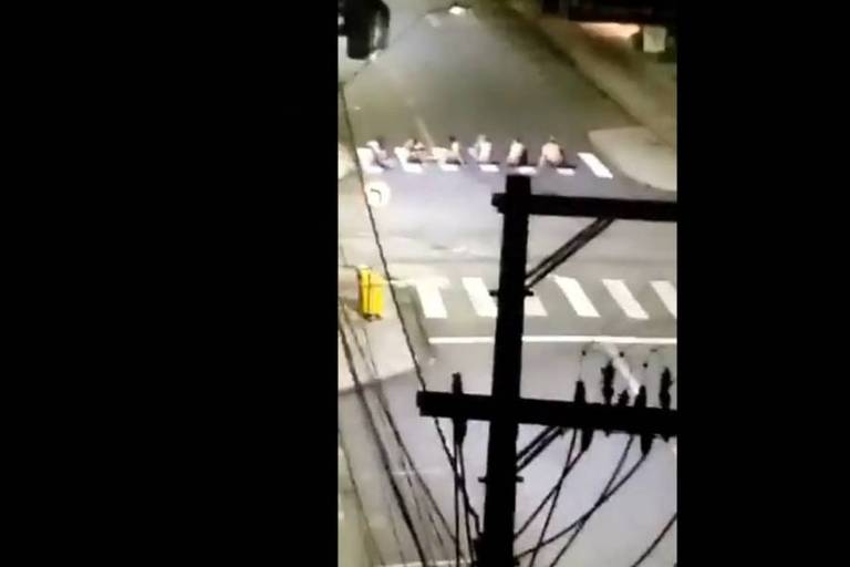 Rehenes ubicados a través de la calle para hacer de barrera humana (Captura de pantalla/Tv Globo)