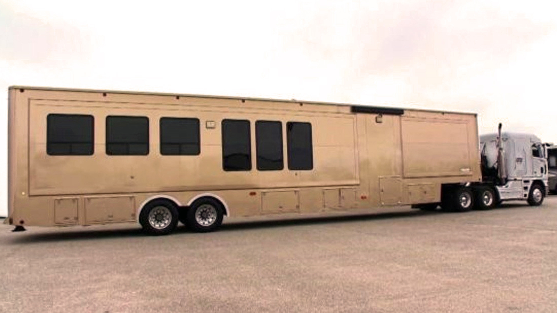 Si bien el color dorado da una imagen de magnificencia, exteriormente el motorhome de DiCaprio no aparenta el lujo de su interior
