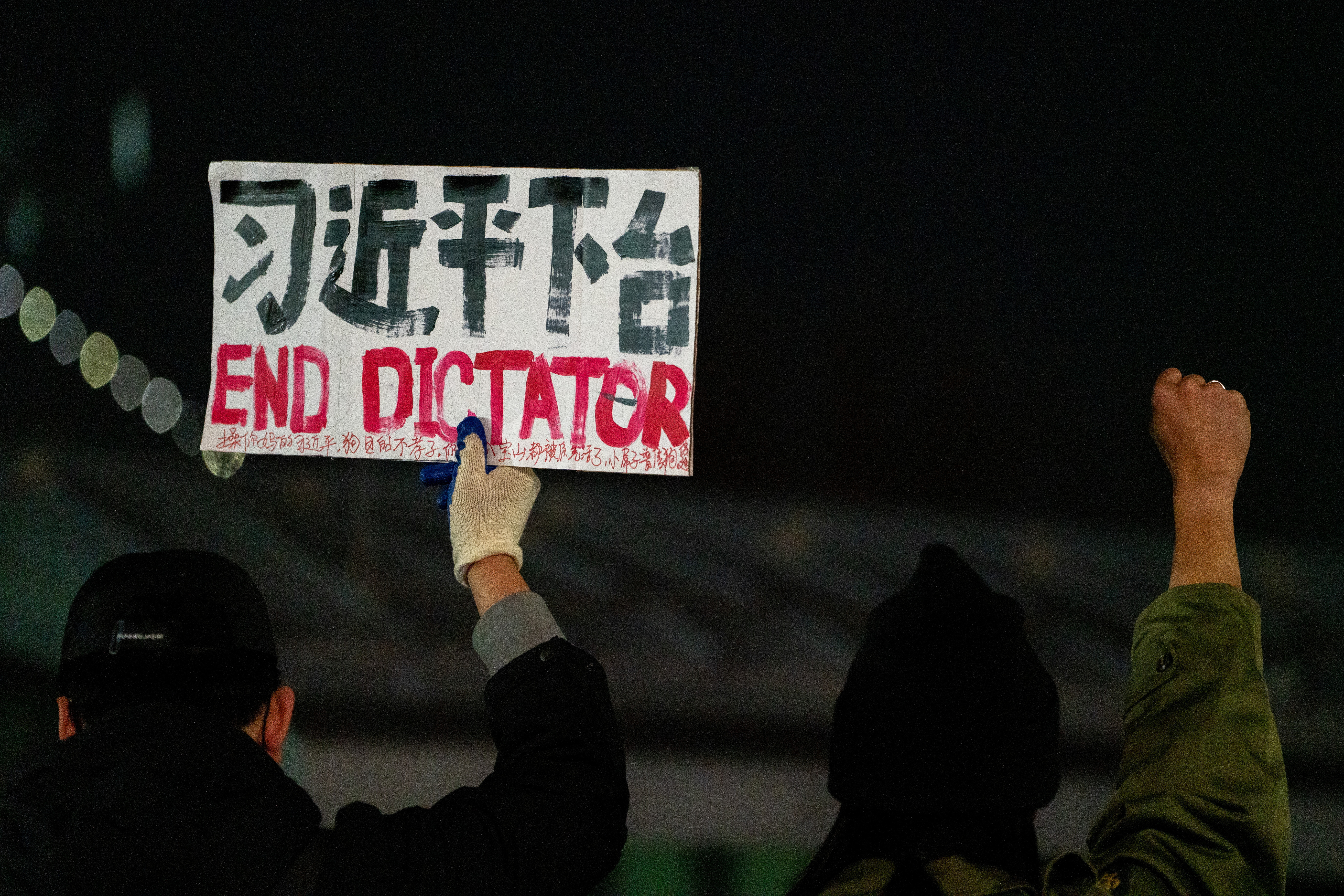 La gente participa en protestas contra el gobierno chino, en medio de la política "cero-COVID" de China, cerca del consulado chino en la ciudad de Nueva York, EE. UU., 29 de noviembre de 2022. REUTERS/David 'Dee' Delgado