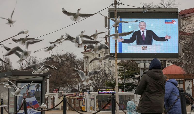 El discurso es visto en una pantalla en Sebastopol, Crimea (Reuters)