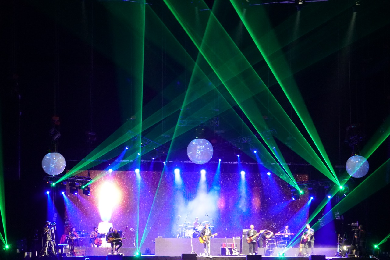 ‘El Rito de Soda Stereo’, banda tributo de la legendaria banda de rock argentino Soda Stereo, dio inicio a los conciertos en el Movistar Arena. El evento le da paso al festival de música ‘En Tono Colombia’
