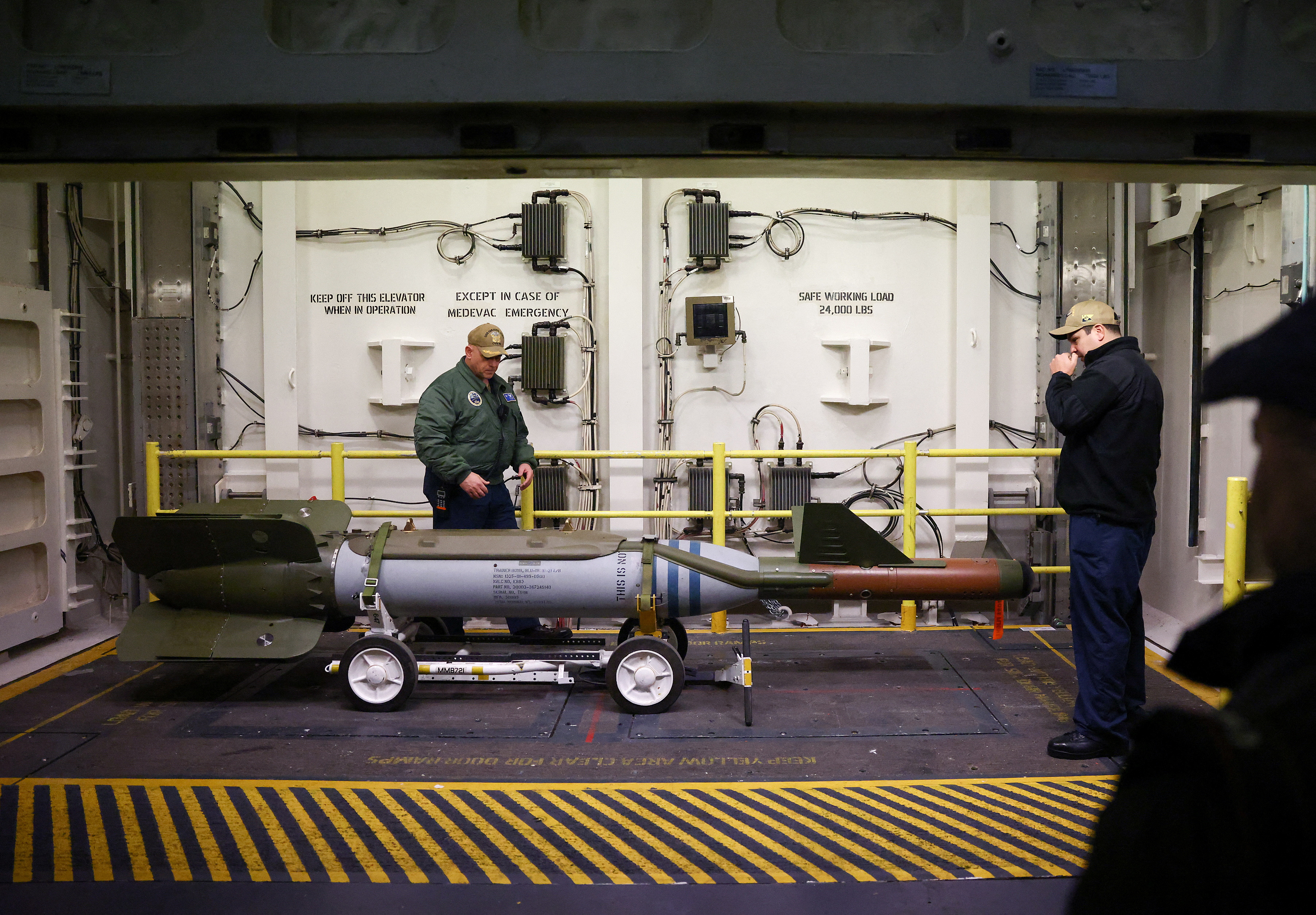 ARCHIVO: Miembros de la tripulación hacen una demostración del elevador de armas avanzado a bordo del portaaviones estadounidense USS Gerald R. Ford mientras está anclado en el Solent, cerca de Gosport, Gran Bretaña, el pasado 17 de noviembre de 2022 (Reuters)