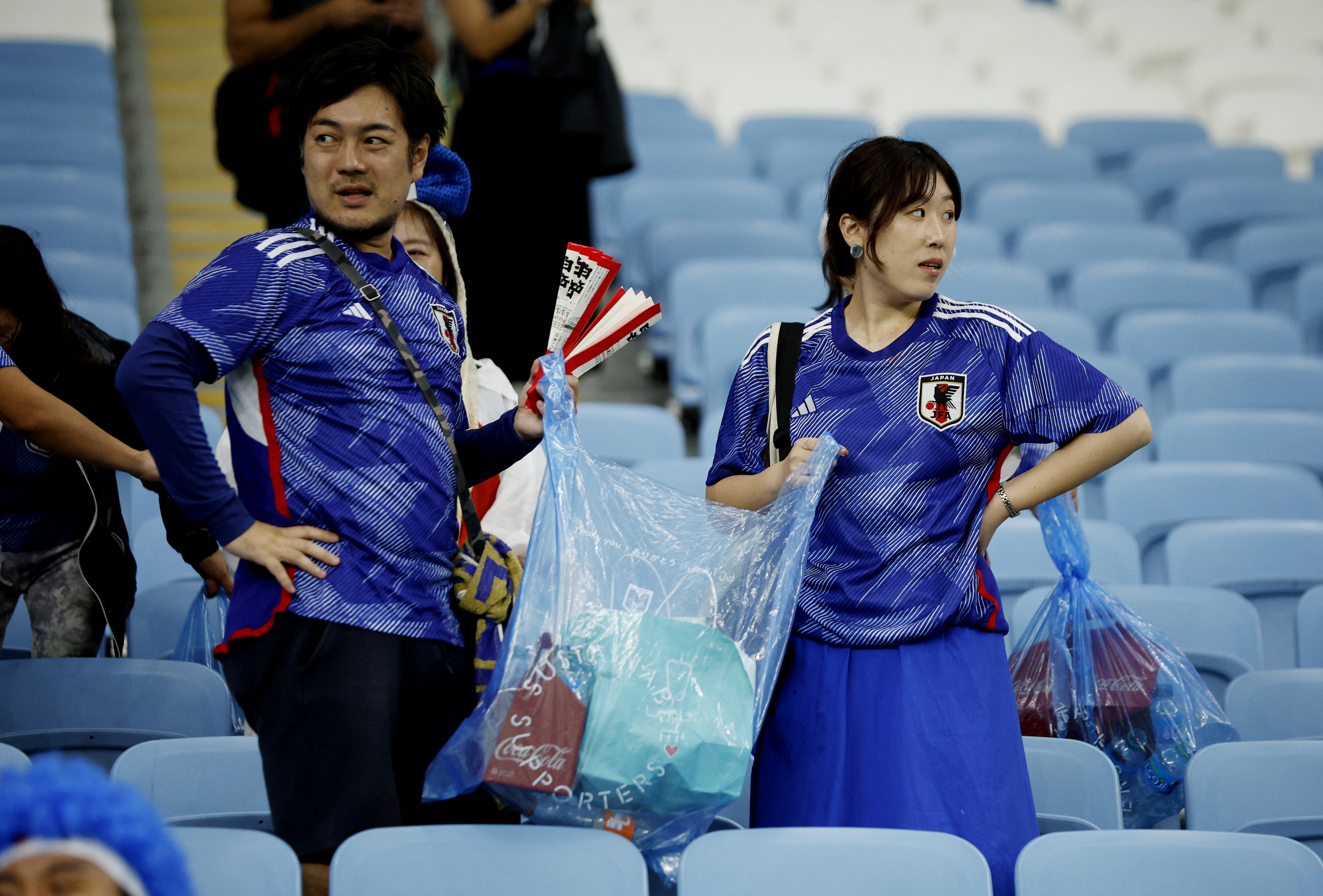 Aunque reinó la desazón, los japoneses cumplieron su propósito de levantar la basura (REUTERS/John Sibley)