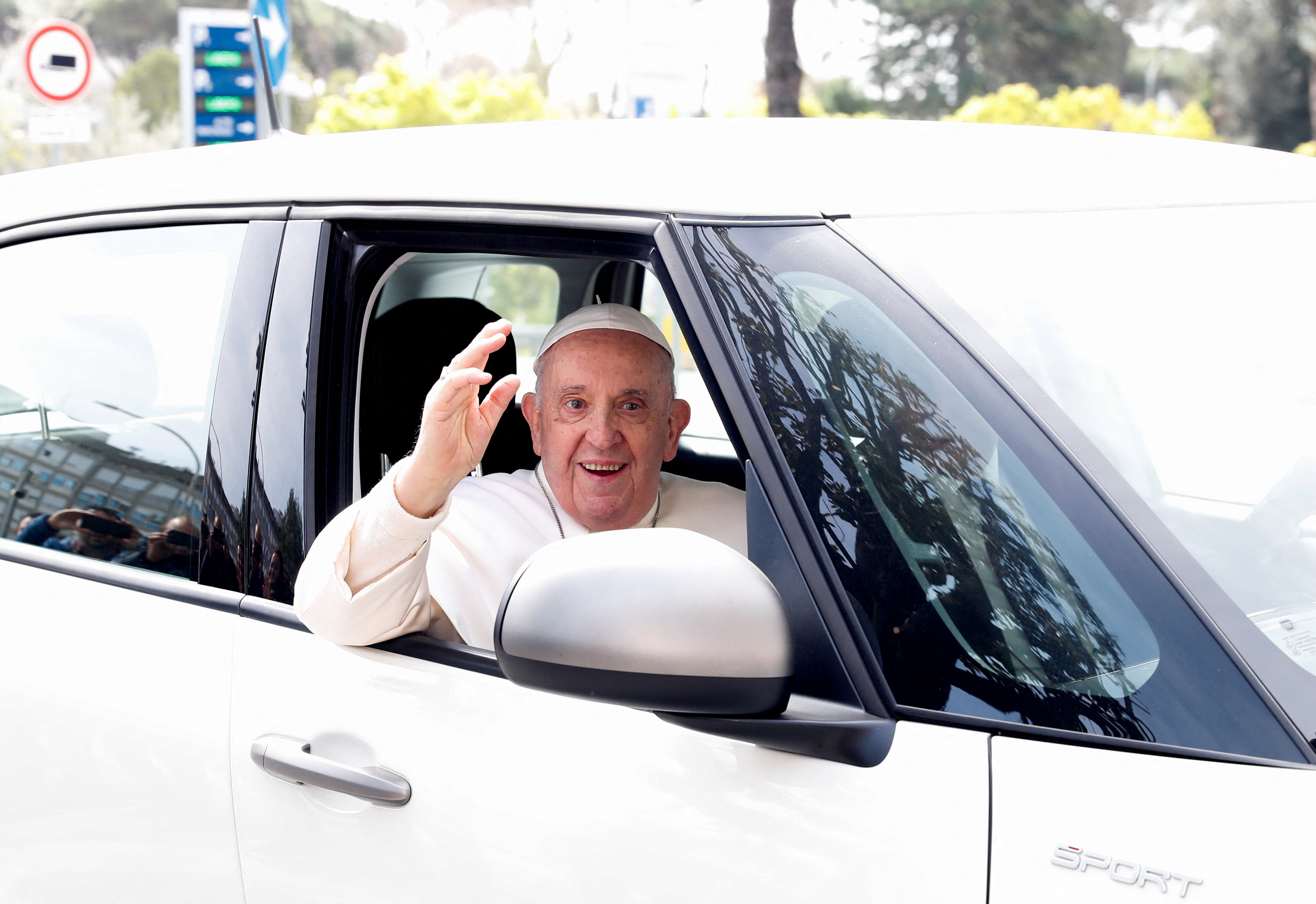 El papa Francisco saluda desde un coche a su salida del hospital Gemelli de Roma, en Roma, Italia, 1 de abril de 2023. REUTERS/Remo Casilli