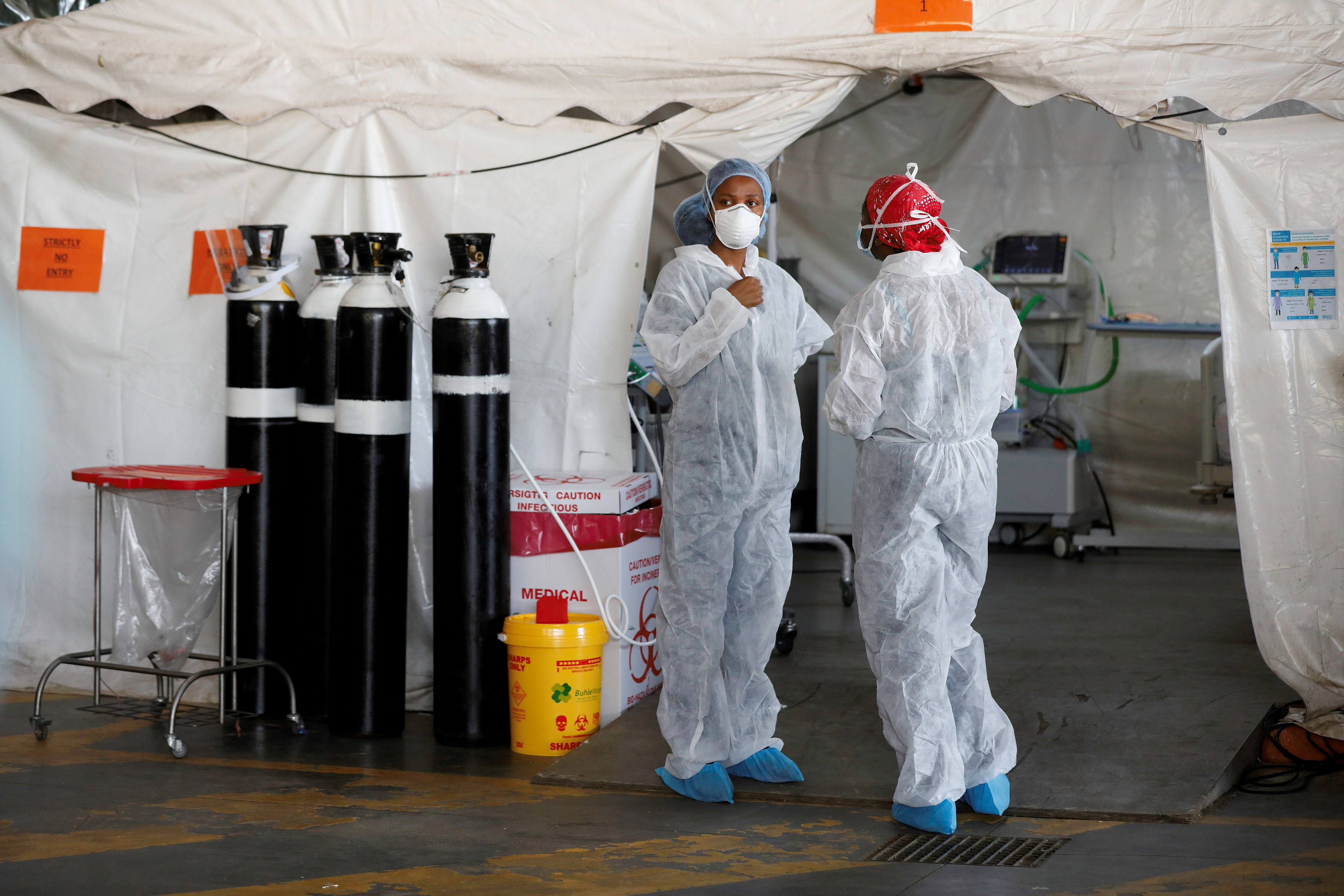 A ocho semanas de detectada la nueva variante, la ola de infecciones de ese país ha disminuido tan abruptamente como aumentó (Phill Magakoe/Pool via REUTERS)