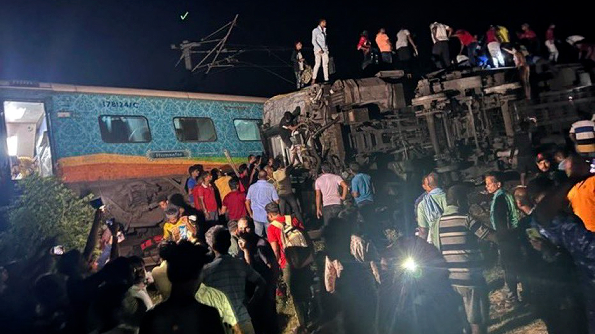 Ascendió a 233 el número de muertos por un choque de trenes en India  