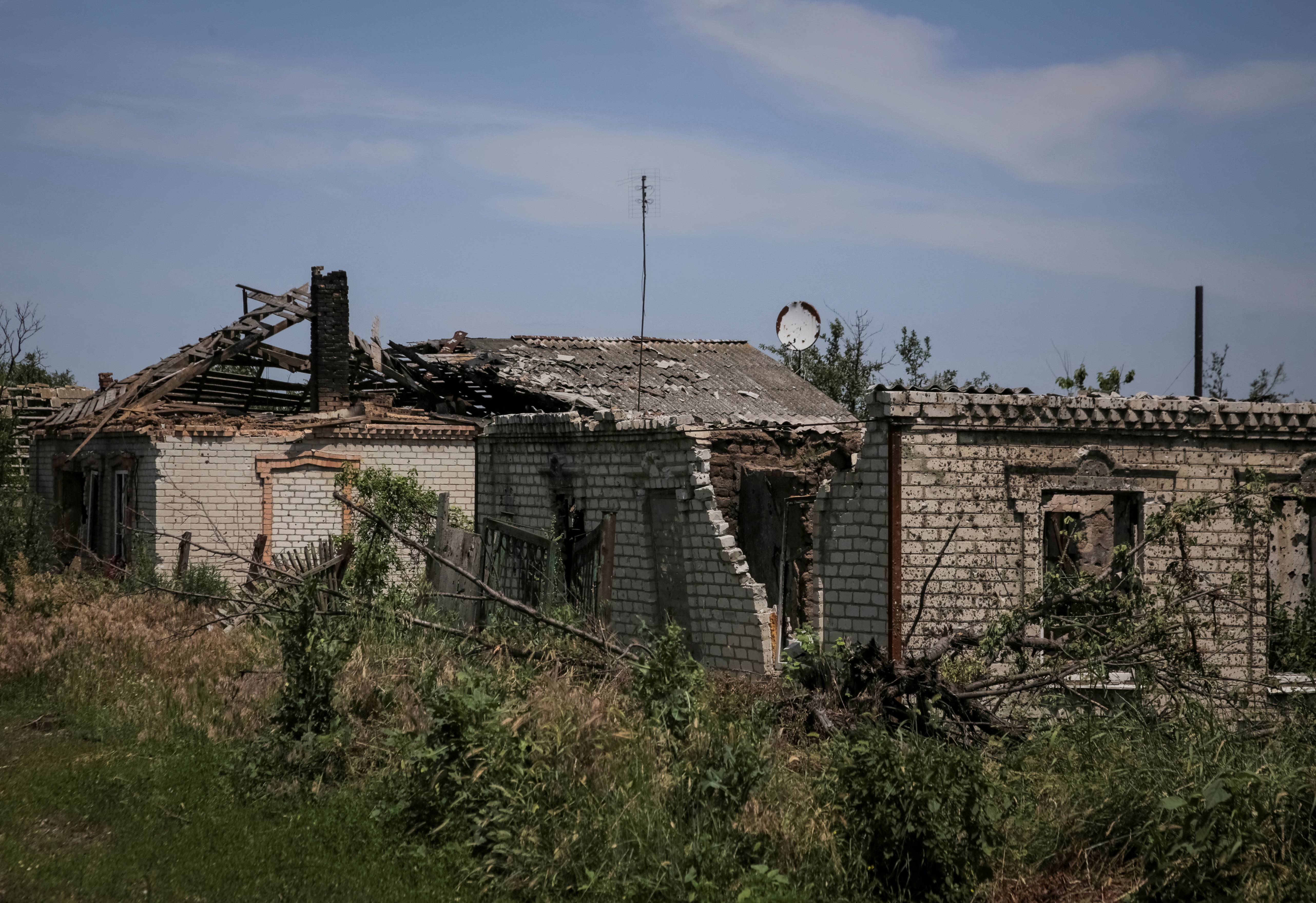 La mayoría de los edificios del pueblo estaban casi todos dañados (REUTERS/Oleksandr Ratushniak)
