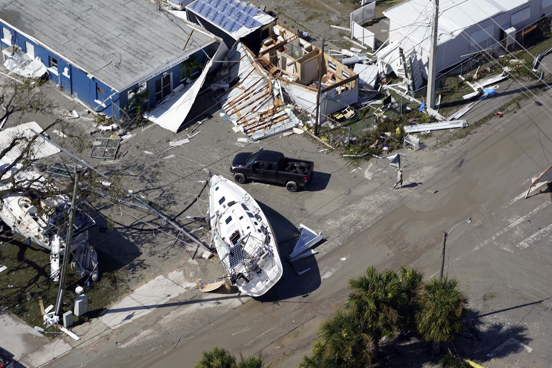 Botes dañados y escombros después del huracán Ian, el jueves 29 de septiembre de 2022, en Fort Myers, Florida. (AP Photo/Wilfredo Lee)