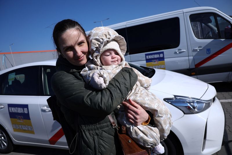 Una mujer ucraniana llamada Olga, de 38 años, sostiene a su hija Vera, tras escapar a España (REUTERS/Kacper Pempel)