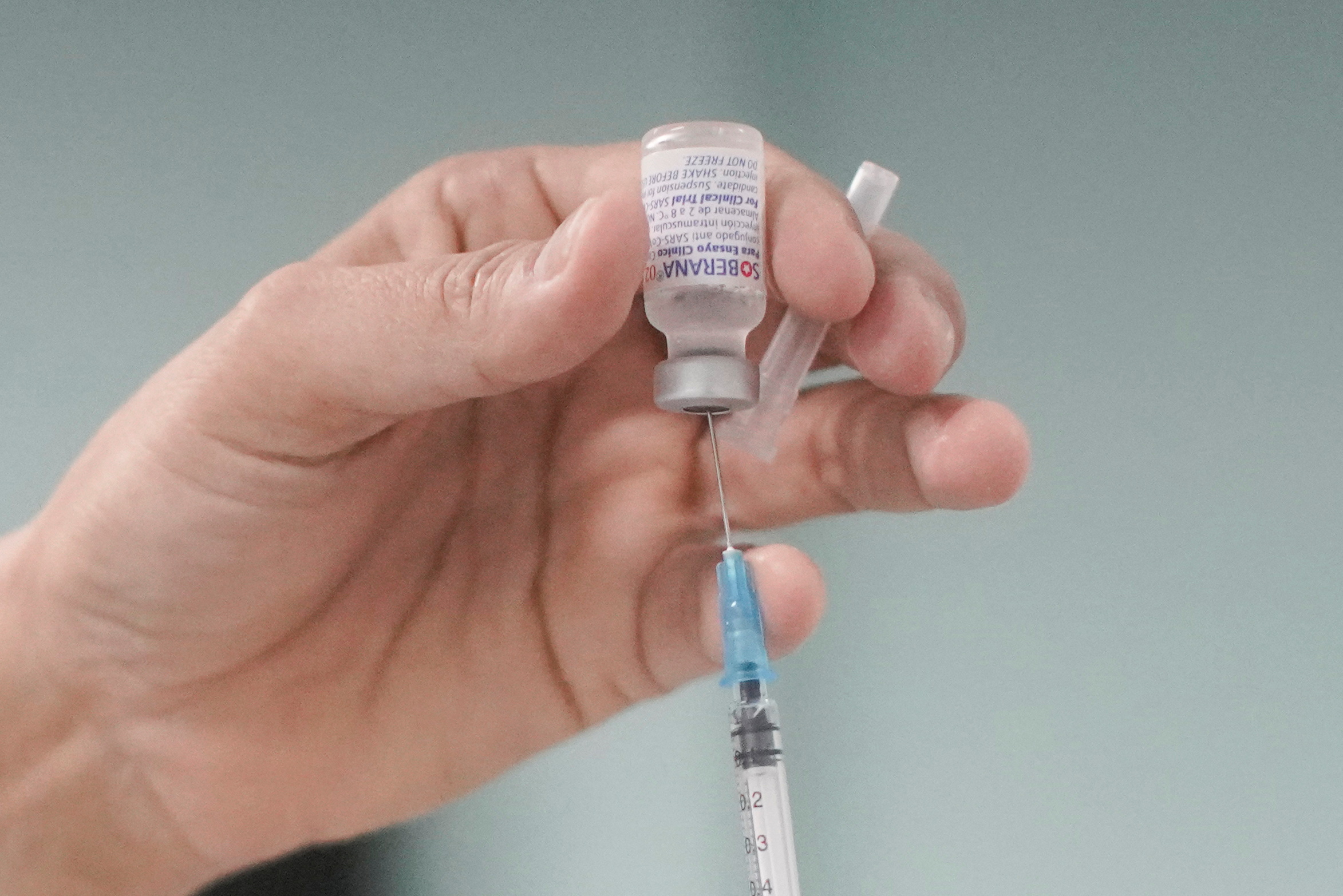 La aprobación de la vacuna altamente efectiva aún está pendiente en el continente, a pesar de que los datos de un ensayo de fase II en China muestran que la vacuna desencadena una respuesta inmune robusta y es segura para usar en adultos (REUTERS)