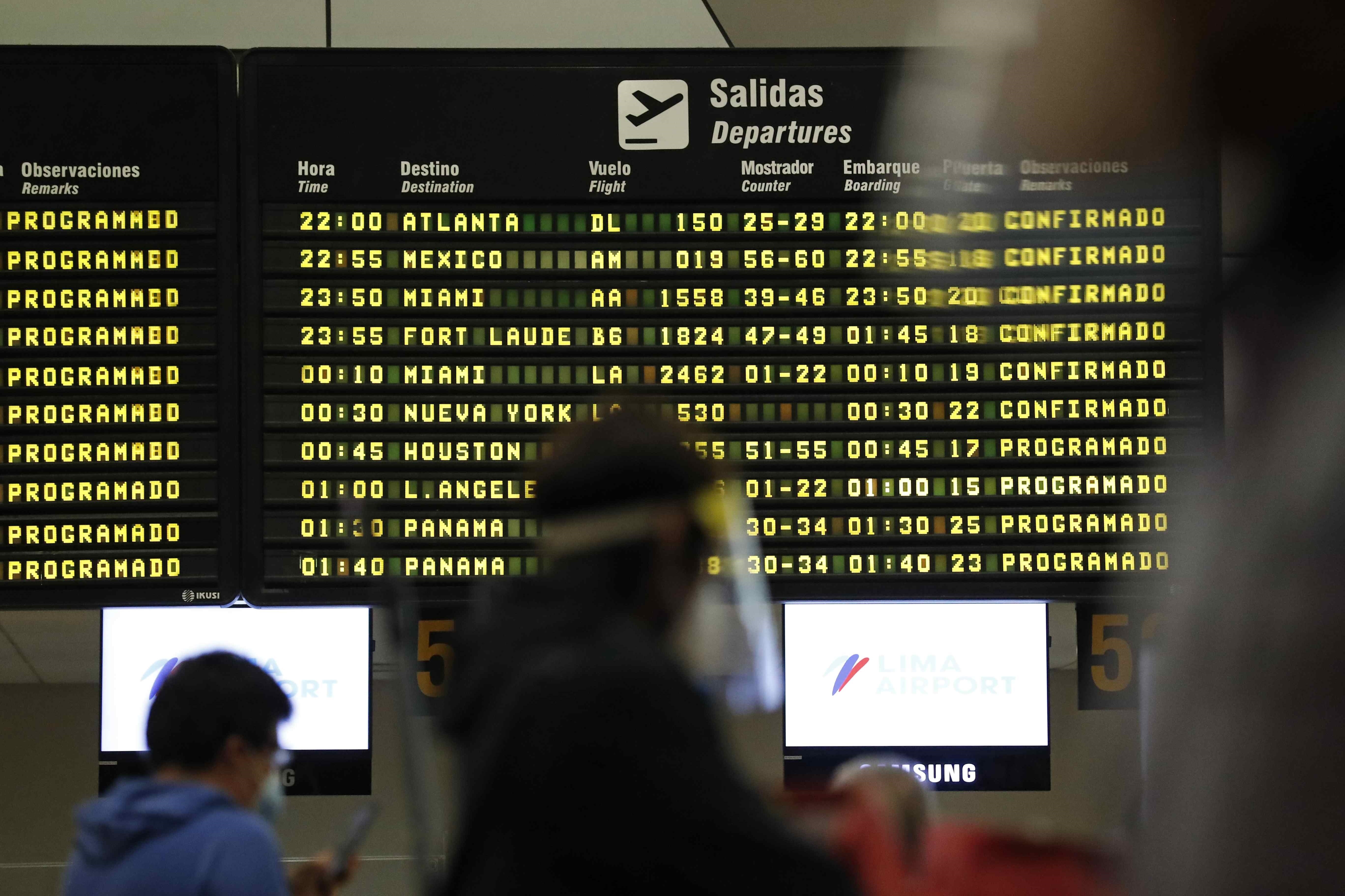 Fotografía de un tablero con la información de la salida de vuelos en el aeropuerto internacional Jorge Chávez en Lima (Perú). EFE/ Paolo Aguilar/Archivo
