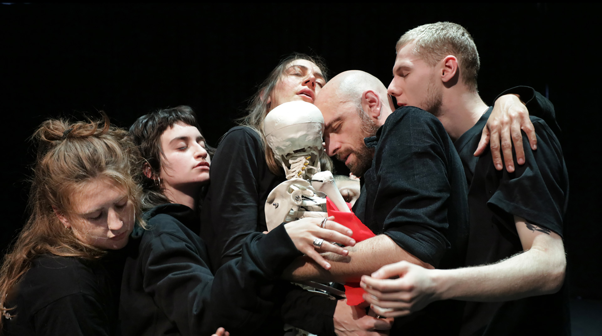 Un automovilista cruzó en rojo y casi mata a un motociclista en Pacheco: dio positivo al narcotest