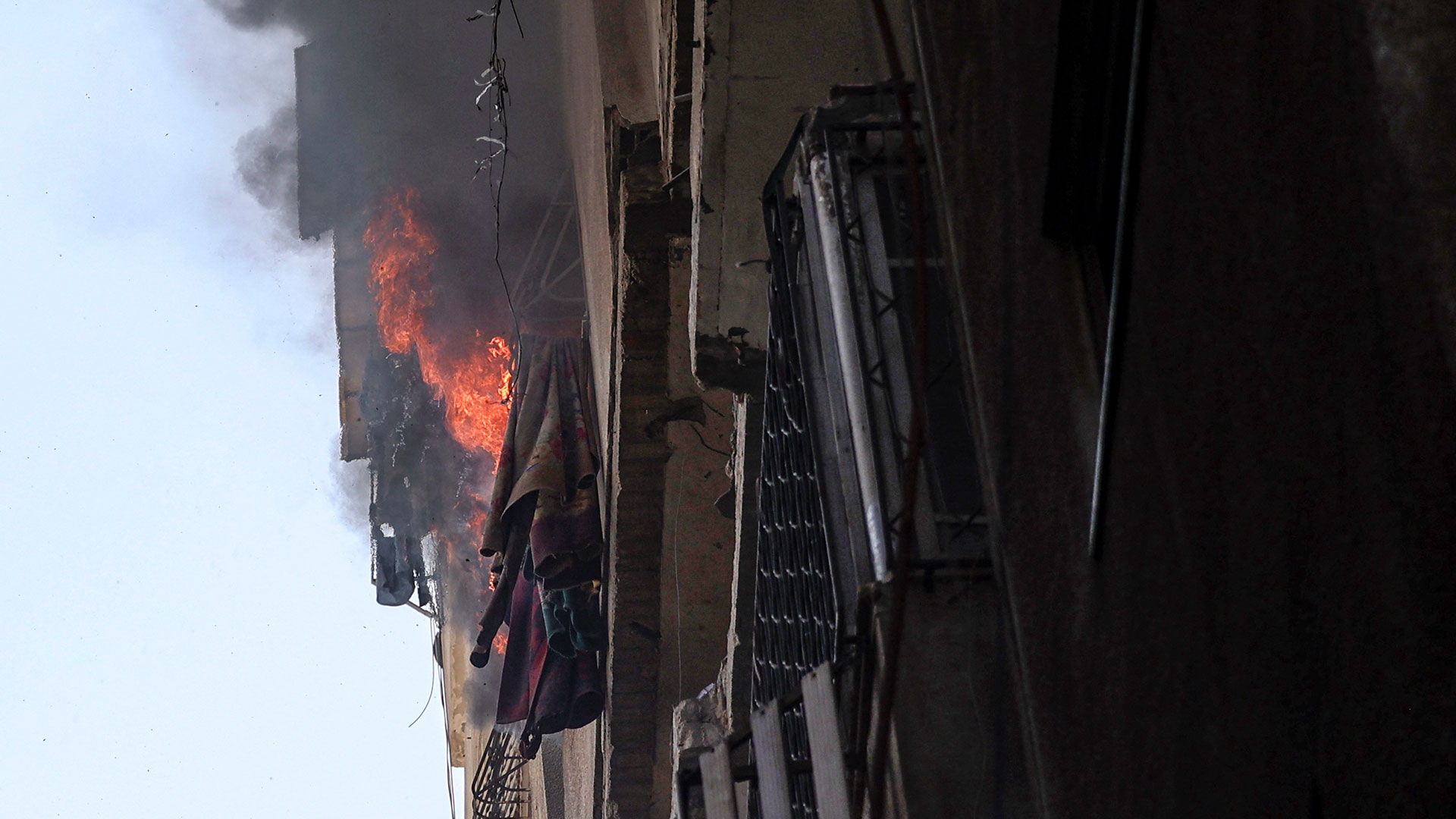 Las llamas se elevan desde un edificio tras un ataque aéreo israelí en la ciudad de Gaza el 5 de agosto de 2022 (Mohammed ABED / AFP)