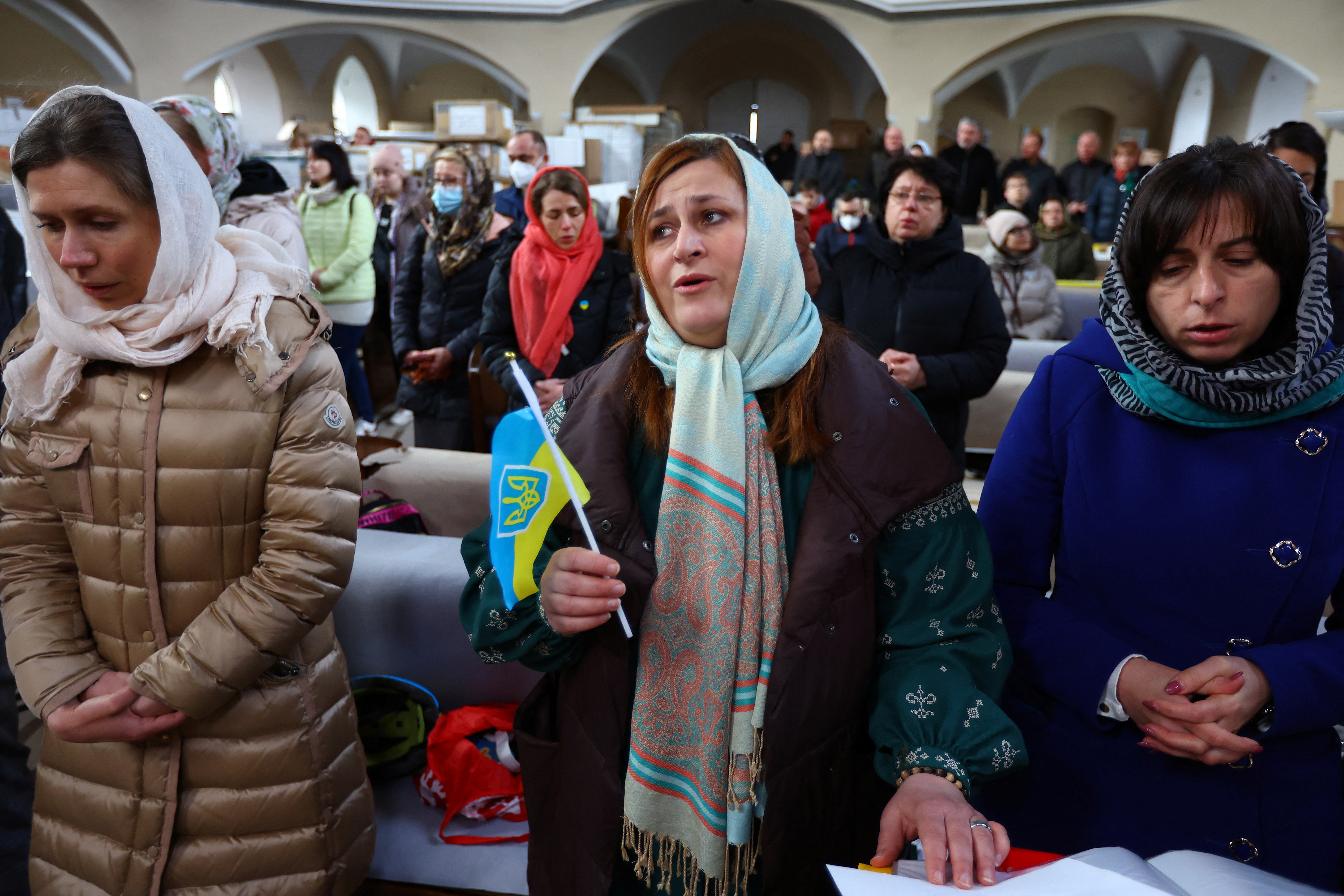 Refugiados ucranianos en una ceremonia de la Iglesia Ortodoxa Ucraniana en Berlín (REUTERS/Fabrizio Bensch)