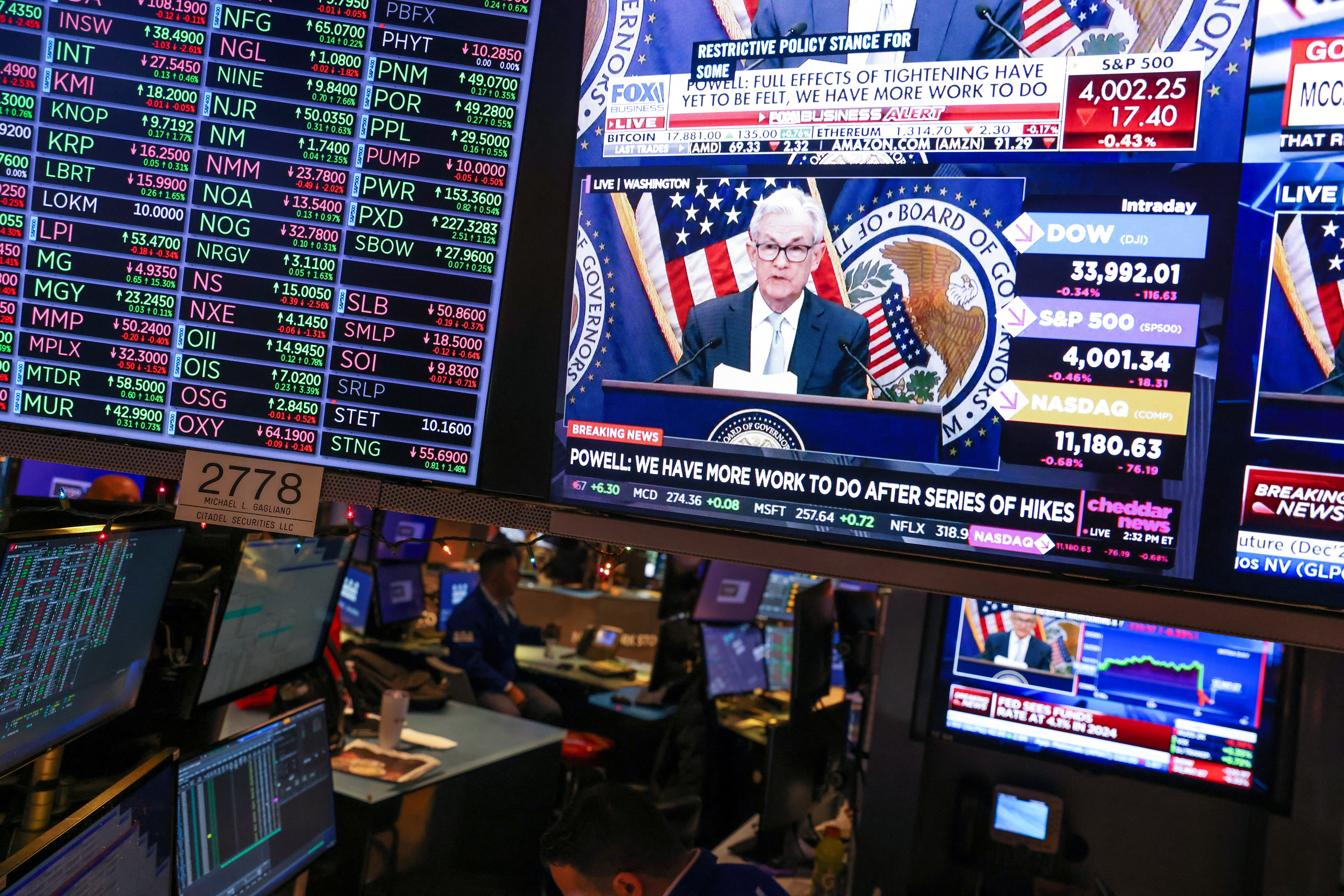 The screens on the floor of the New York Stock Exchange show the president of the Federal Reserve, Jerome Powell (REUTERS / Andrew Kelly)