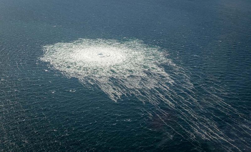 Burbujas de gas procedentes de la fuga del Nord Stream 2 que alcanzan la superficie del mar Báltico, cerca de Bornholm, Dinamarca, 27 de septiembre de 2022.  Mando de Defensa danés/Handout via REUTERS/Archivo