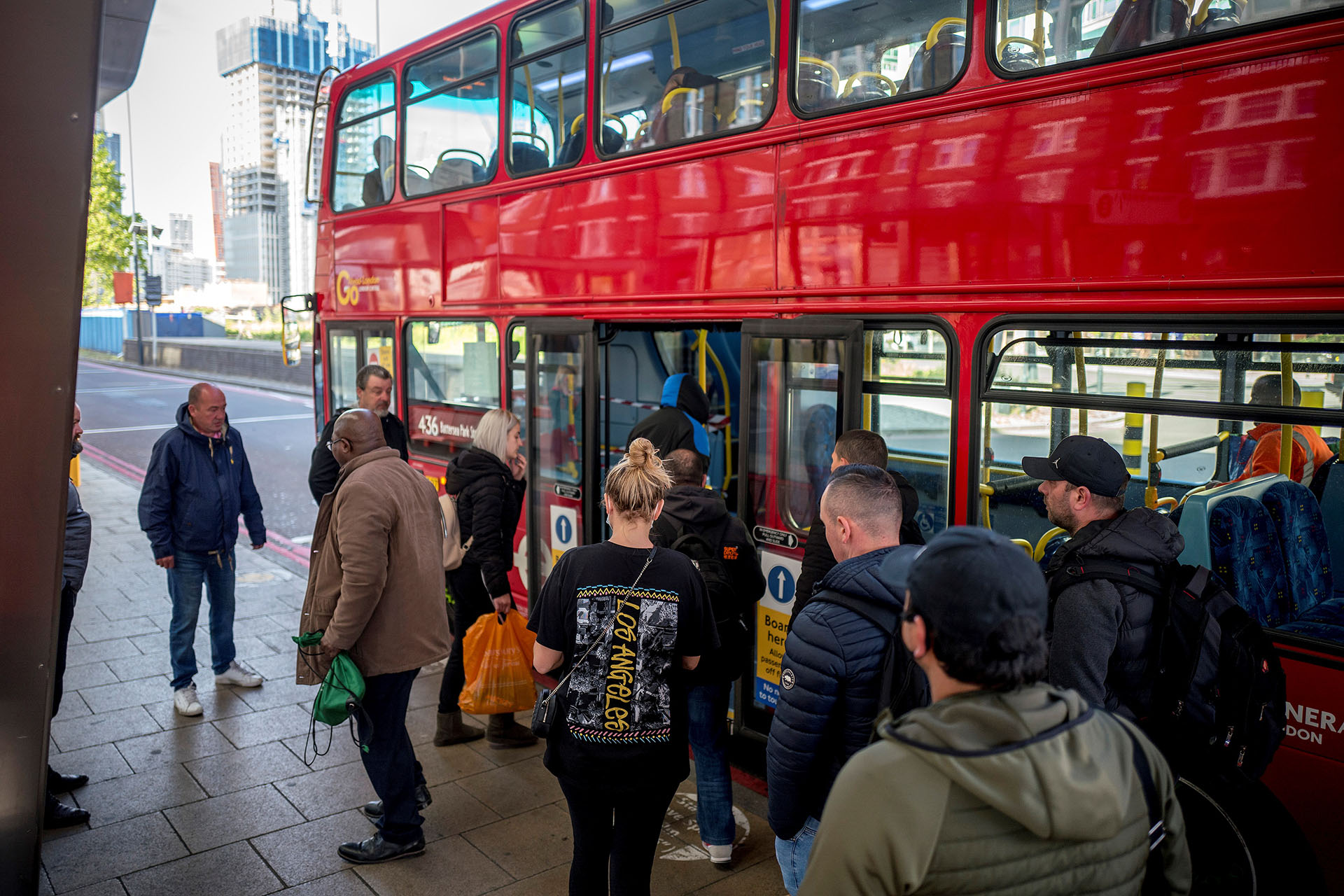 Pasajeros abordan un típico autobús de Londres. Muy pocos llevan alguna protección.