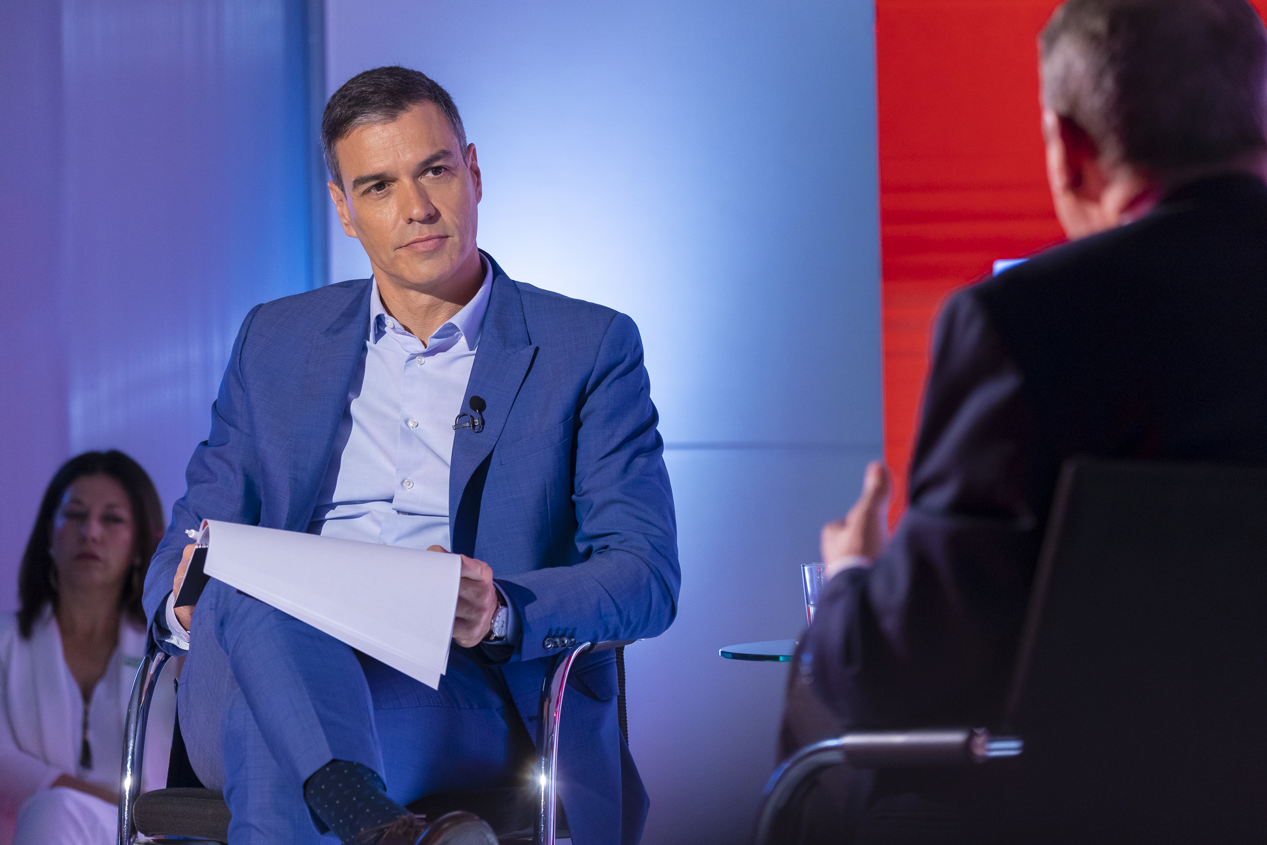 Pedro Sánchez en su 'entrevista' en Ferraz al ministro de Agricultura, Luis Planas. (Eva Ercolanese/PSOE)