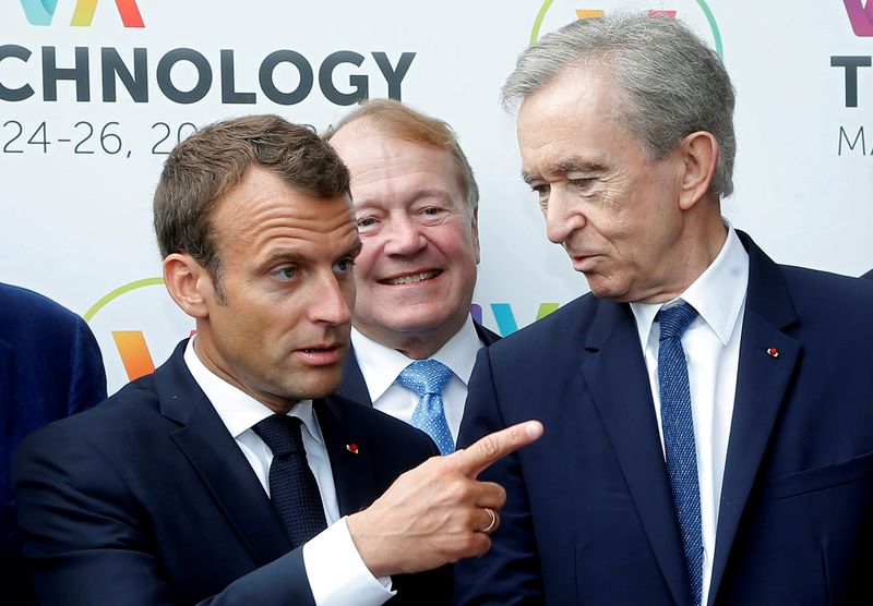El presidente francés Emmanuel Macron junto al CEO del grupo de lujo LVMH Bernard Arnault en París, Francia, el 24 de mayo de 2018 (Reuters)