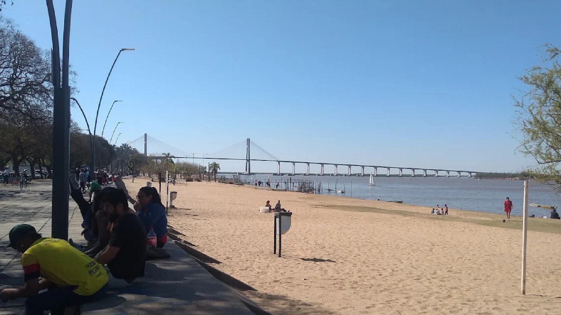 Un yacaré de dos metros generó pánico en una playa de Rosario cuando apareció cerca de la costa