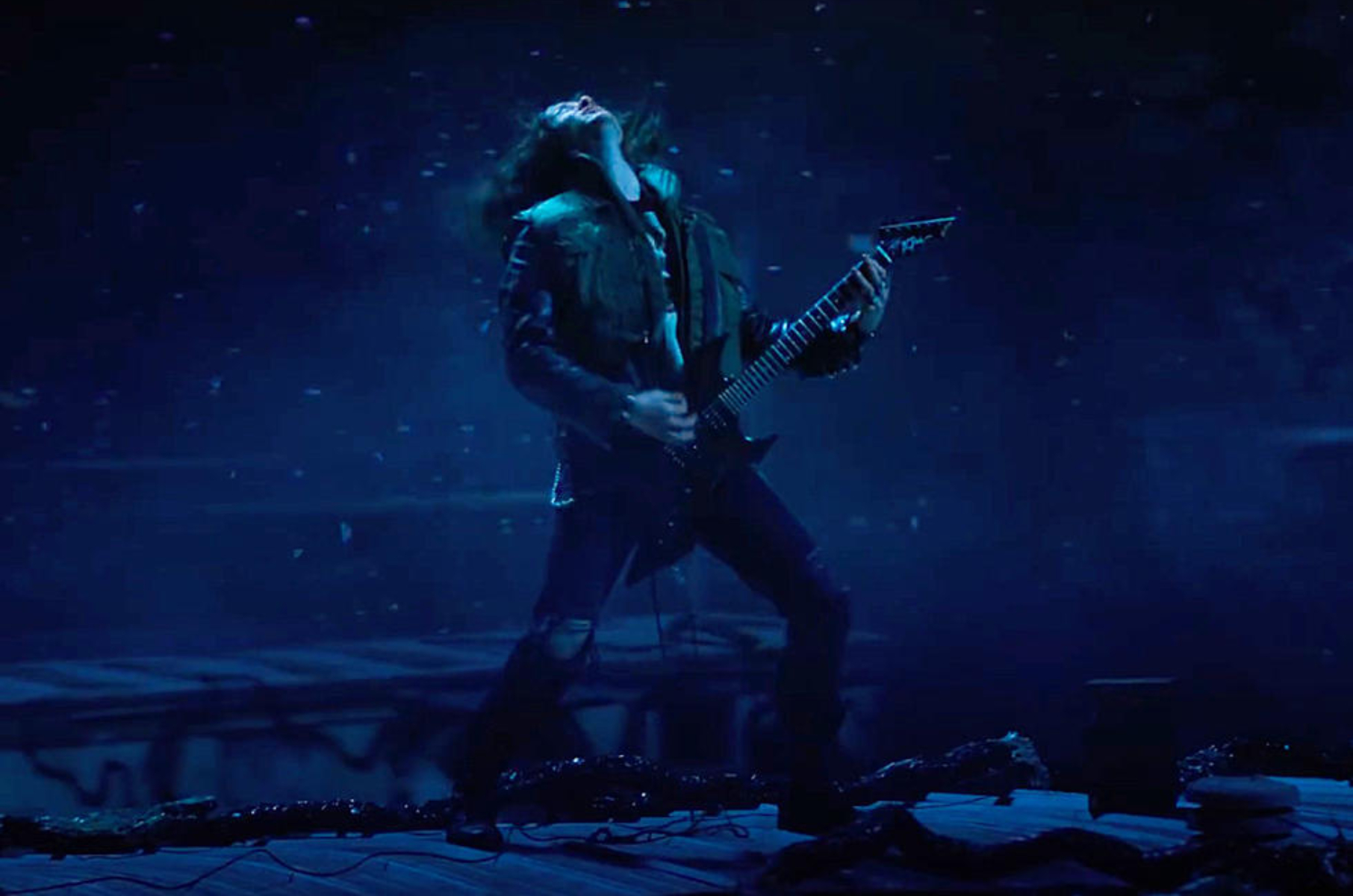 Una de las escenas más épicas de "Stranger Things", en la que Eddie toca su guitarra. (Netflix)