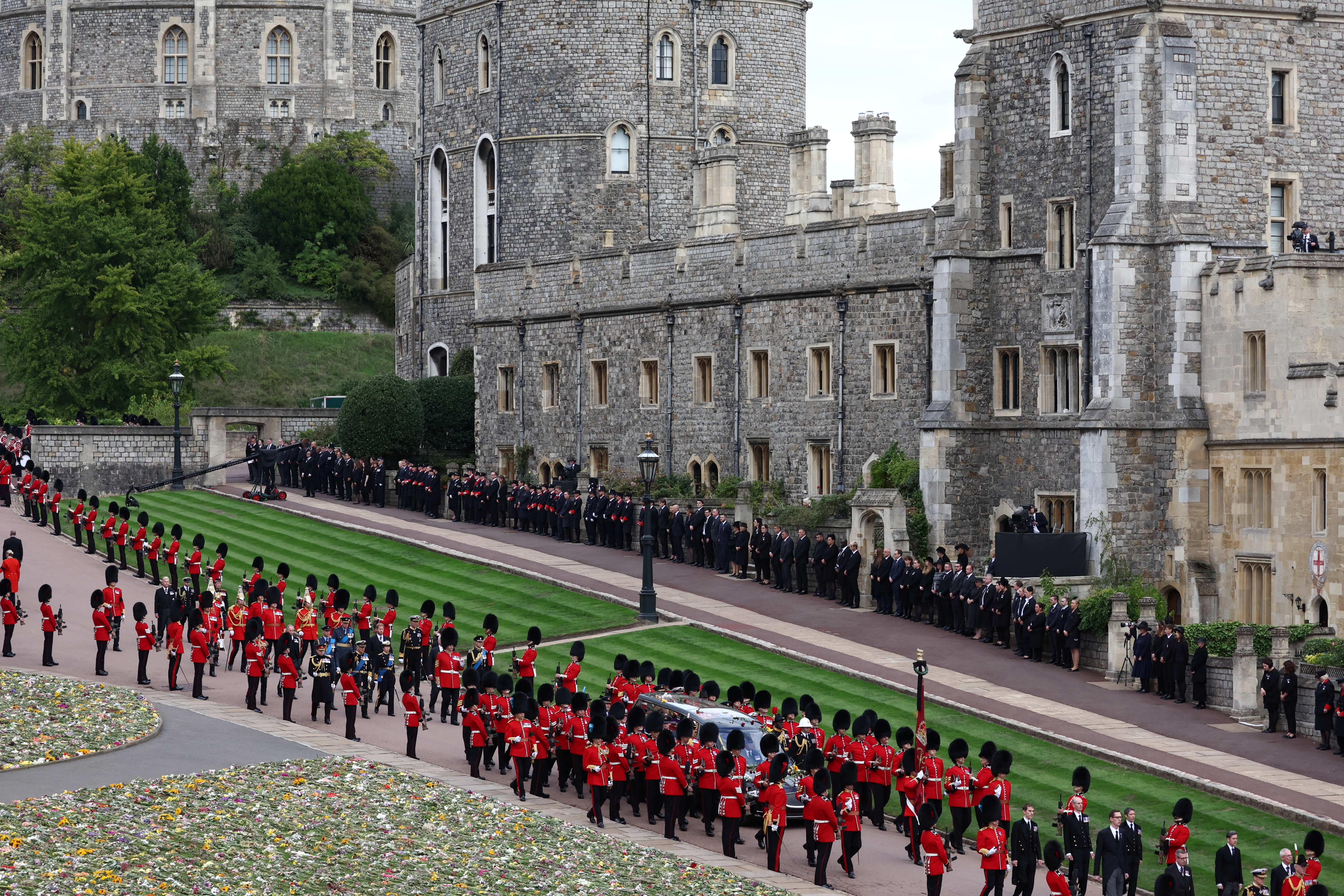 Imagen del arribo de la reina por última vez al castillo de Windsor, rodeada de su familia.