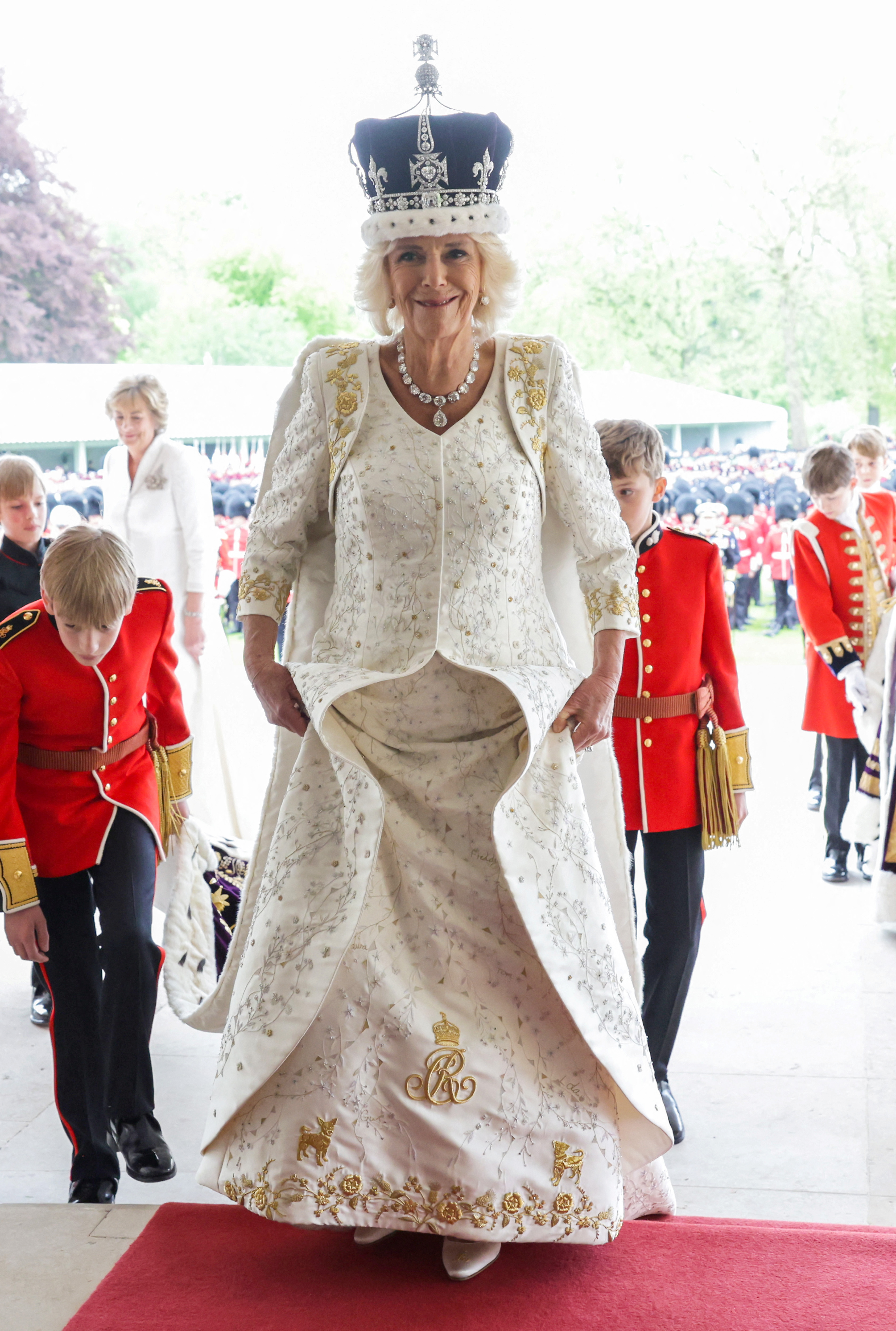 Los delicados bordados que llevaba la túnica con la que salió de la Abadía al terminar la coronación estaba elaborada en terciopelo púrpura, son muestra de afecto de la reina. (FOTO: REUTERS)
