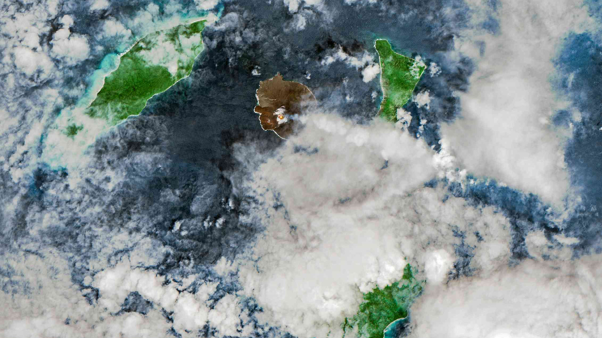 Las imágenes desde el espacio revelan cómo la erupción de un volcán cambió una isla en un mes y dejó en alerta a Indonesia