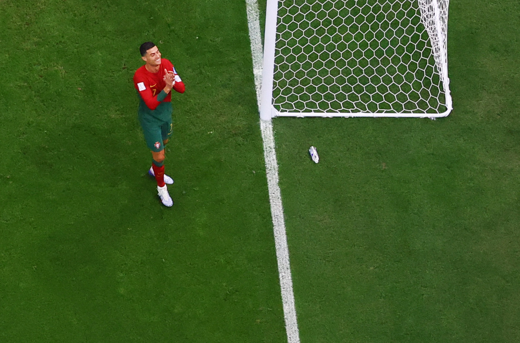 Cristiano Ronaldo se fastidia al desperdiciar una chance ante Suiza (REUTERS/Carl Recine)