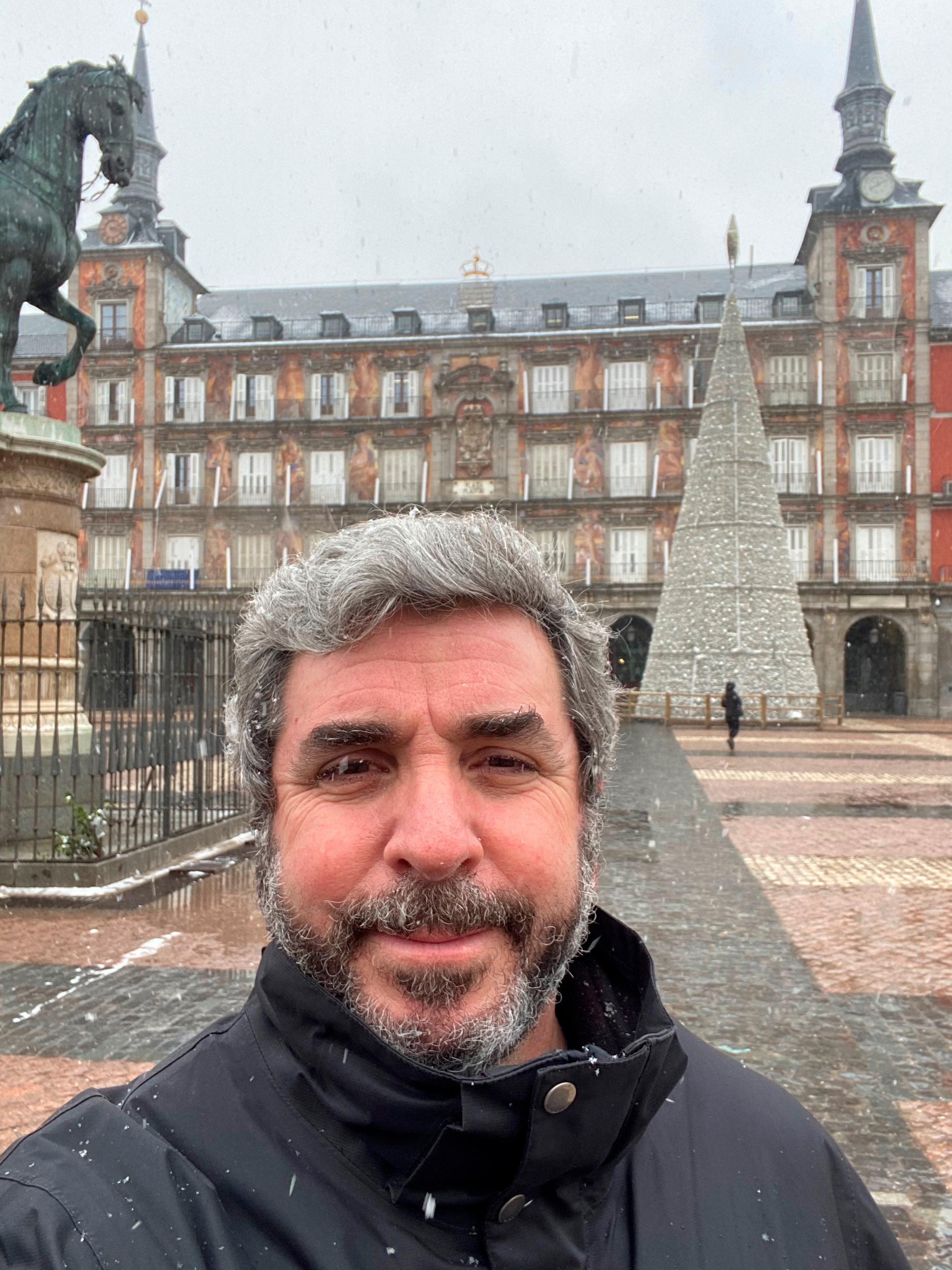 Rodolfo Mauro bajo la nieve, durante un Paseo por la Plaza Mayor