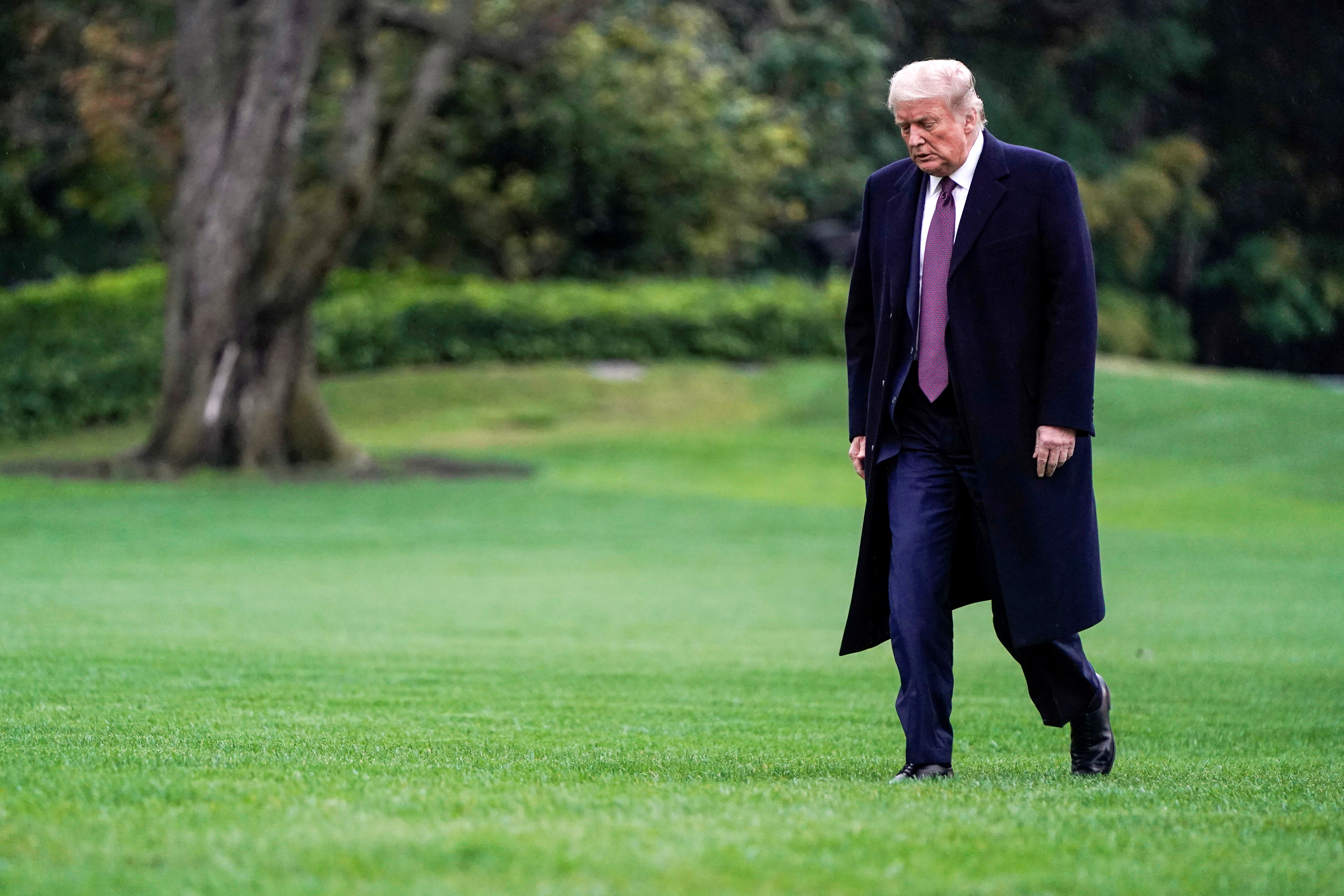 El presidente de los Estados Unidos, Donald Trump, camina por los jardines de la Casa Blanca en Washington (Reuters)