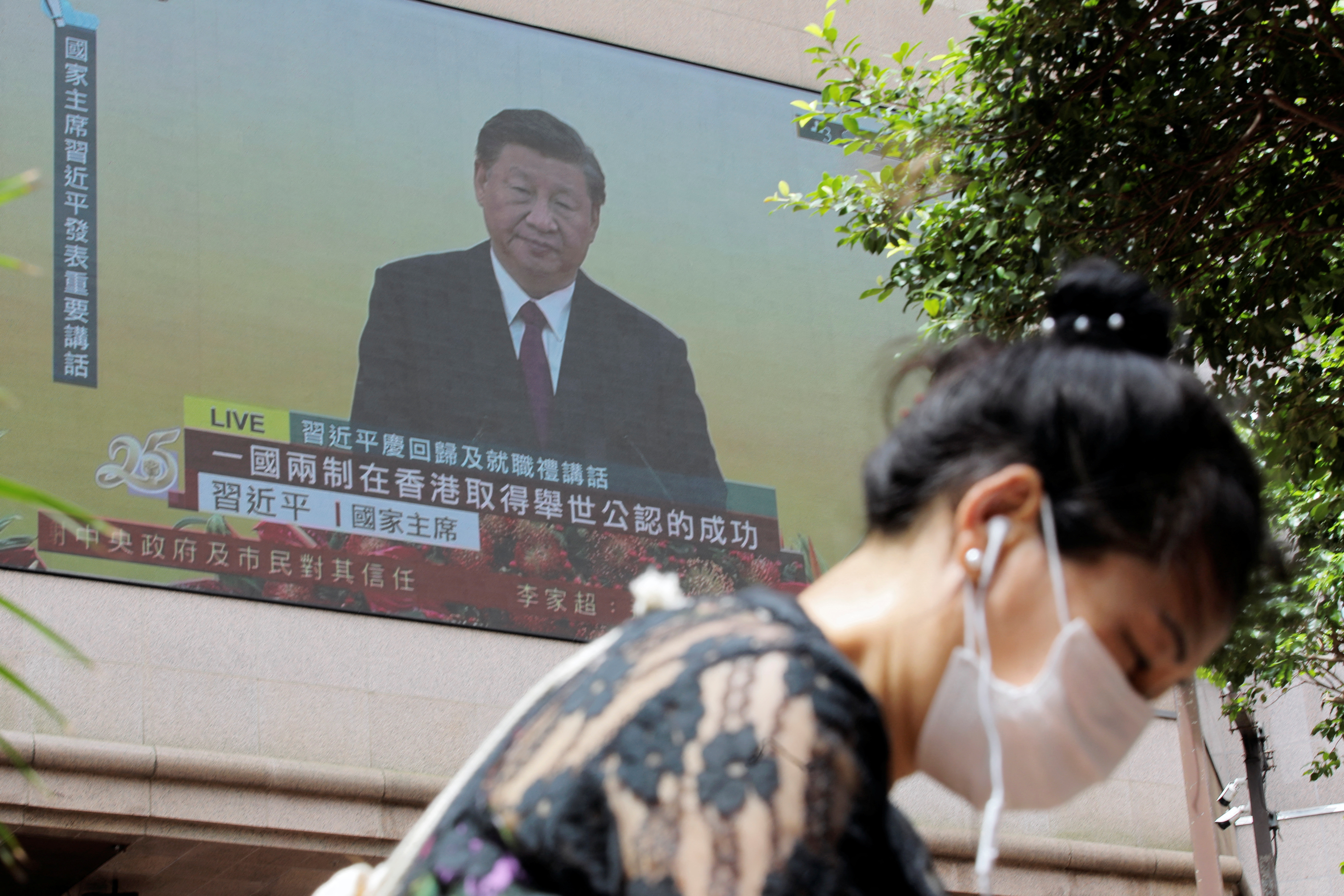 Críticos señalan que la represión, reforzada por una ley de seguridad nacional impuesta por Beijing en 2020, rompió la promesa china de que Hong Kong mantendría su modo de vida después del traspaso