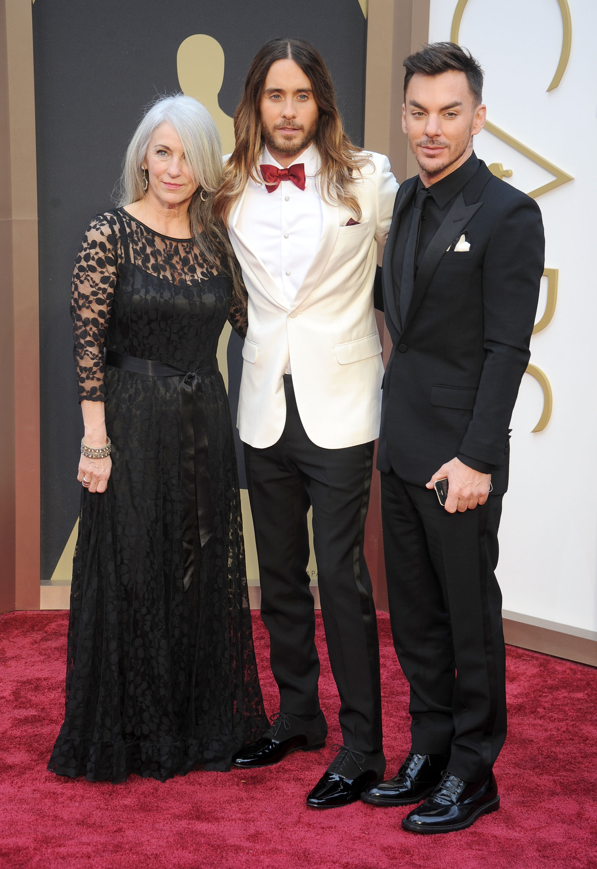Jared Leto con su mamá Constance y su hermano Shannon en los premios Oscar de 2014  (Photo by Gregg DeGuire/WireImage)