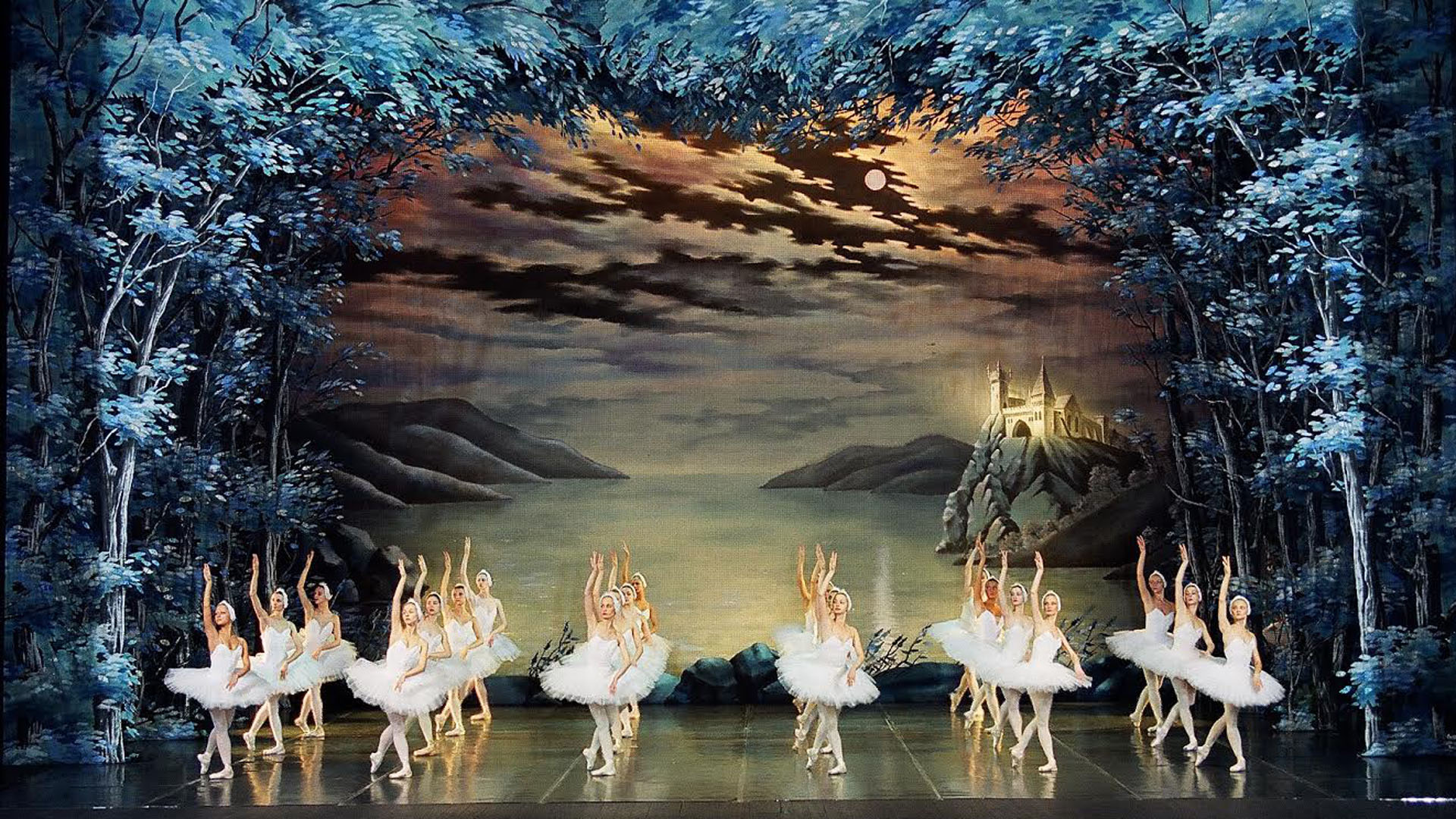  Una clásica presentación del ballet El Lago de los Cisnes por el Ballet de San Petersburgo.   