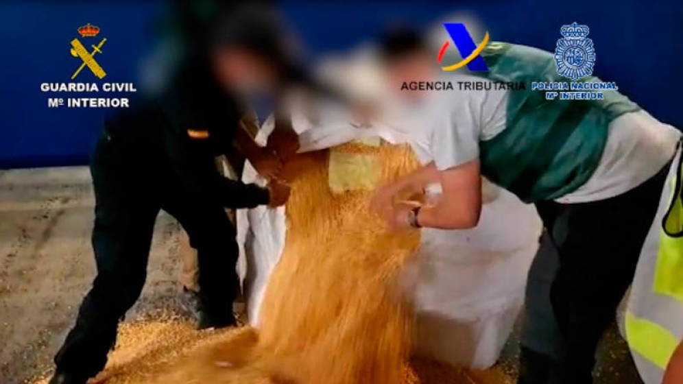 Escondida en sacos de maíz la Policía española encontró y decomisó 1.2 toneladas de cocaína en un barco que venía de Brasil. Guardia Civil