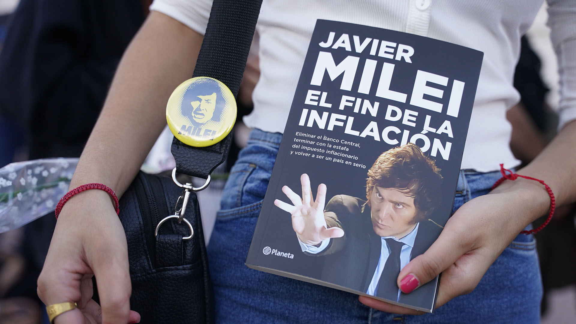 Milei presentó su último libro, que pone en tapa la palabra "inflación", máxima preocupación de los argentinos. Foto: Franco Fafasuli
