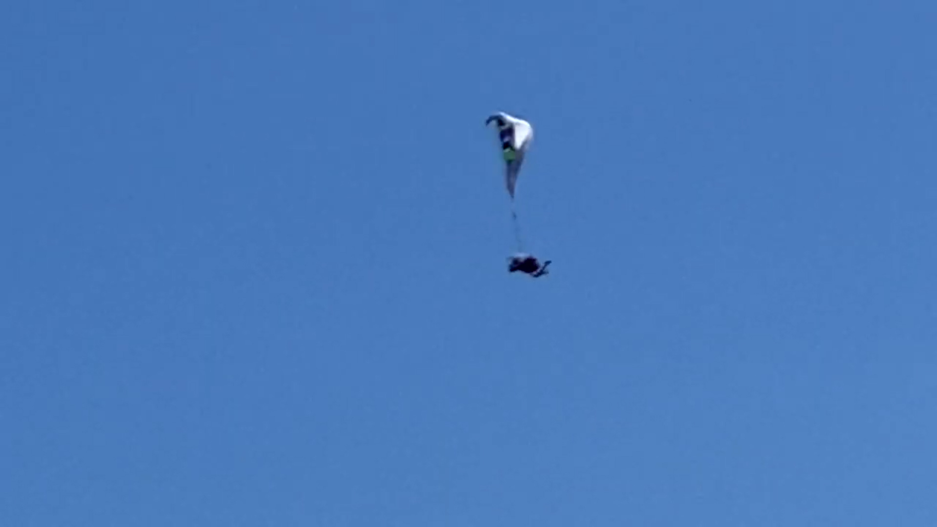 VÍDEO: Saltador de parapente escapa segundos antes de impacto com