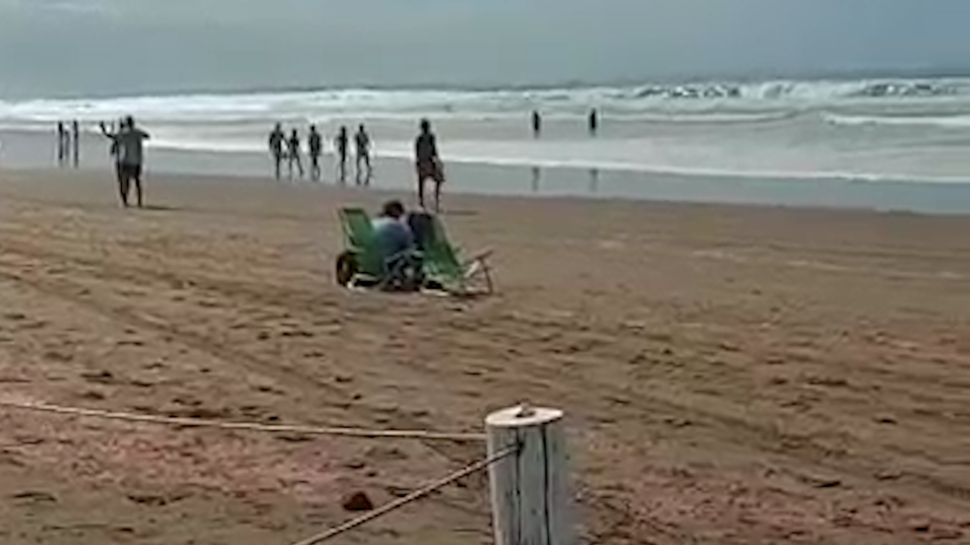 Intensa búsqueda de un joven que se metió a nadar en el mar en Necochea al amanecer con unos amigos y desapareció