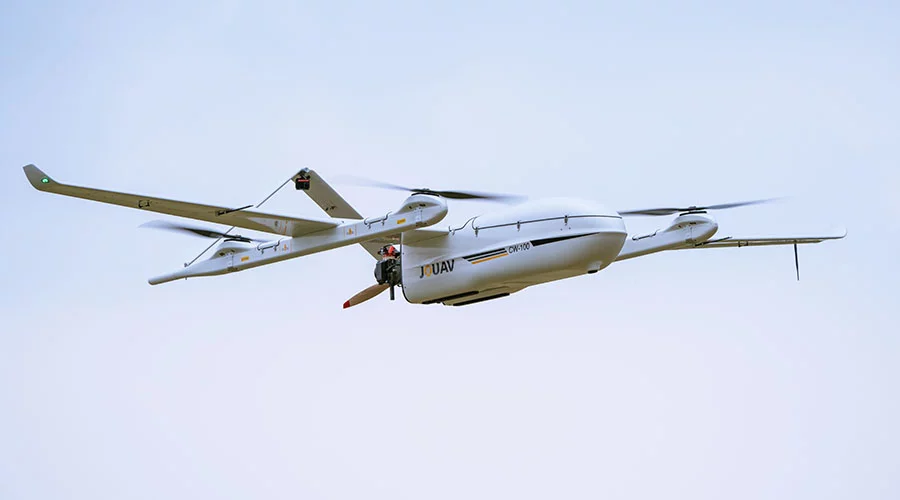 Así es el drone CW-100D, el cual es híbrido (funciona con batería y gasolina), tiene una potencia de 100 W, una envergadura de 350 mm y alcanza una velocidad máxima de 72 Km/h. (jouav.com)