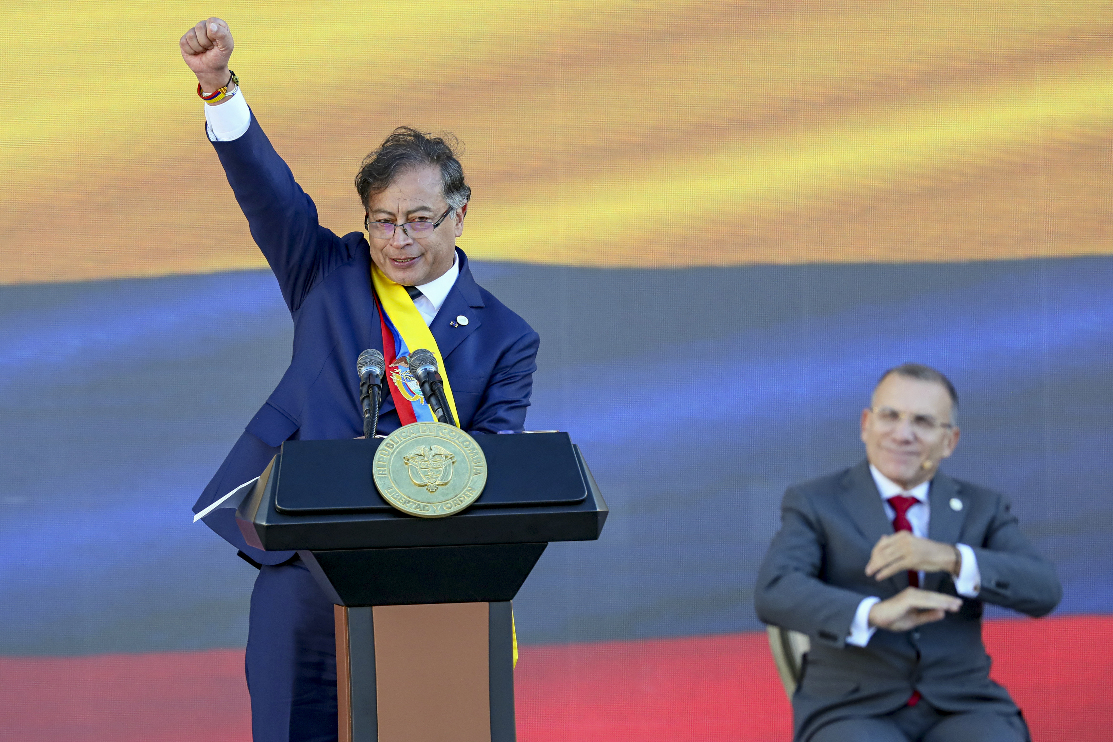 ARCHIVO - El presidente Gustavo Petro levanta el puño al final de su discurso de toma de posesión en Bogotá, Colombia, el 7 de agosto de 2022. (AP Foto/Fernando Vergara, Archivo)