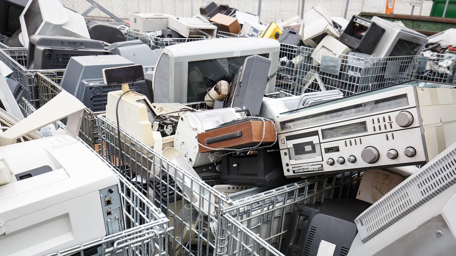 El 90% de la basura electrónica de 2017 terminó como relleno sanitario, incinerado o traficado ilegalmente. (Shutterstock)