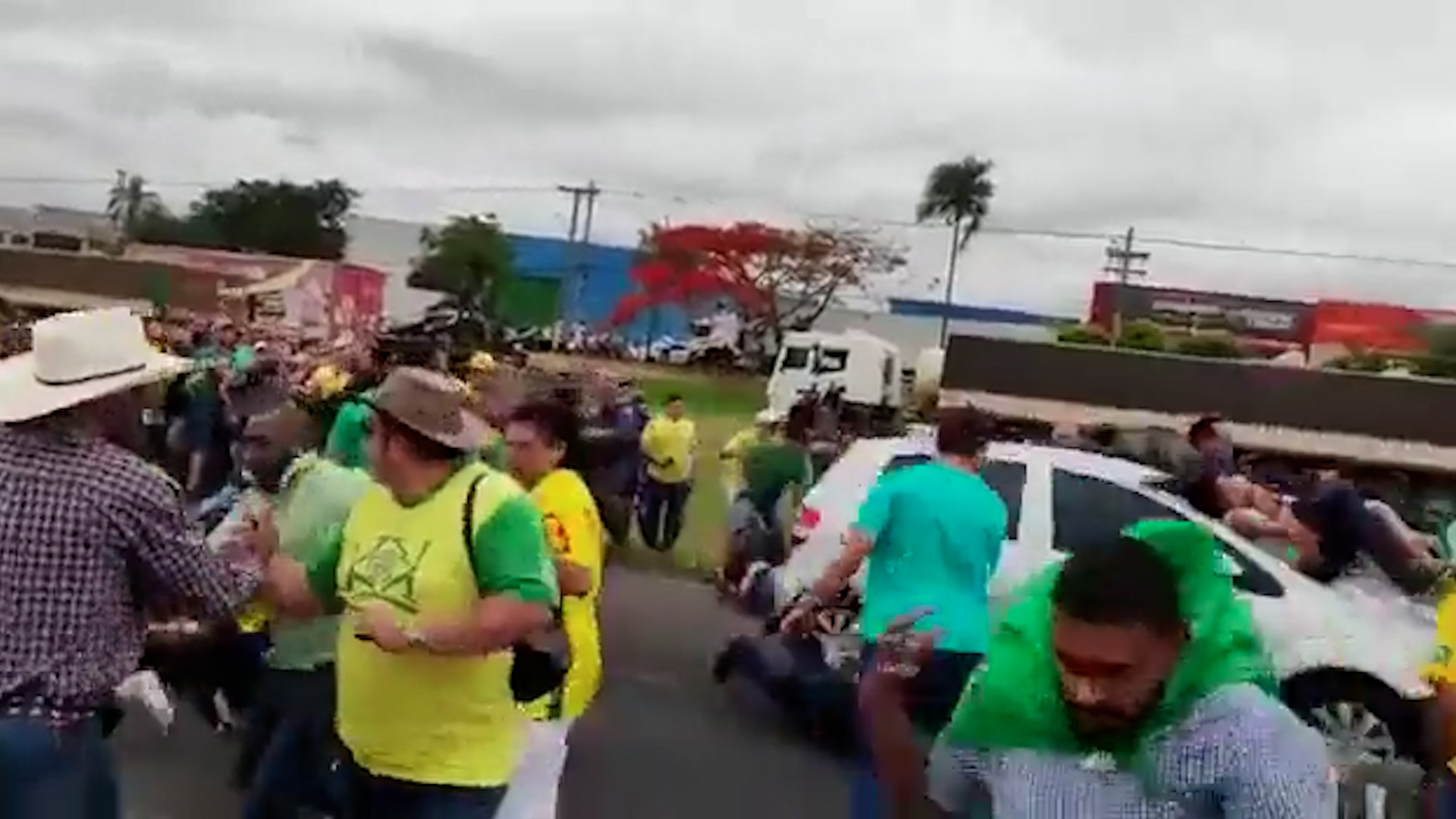 El momento en el que el auto arremete contra los manifestantes bolsonaristas 