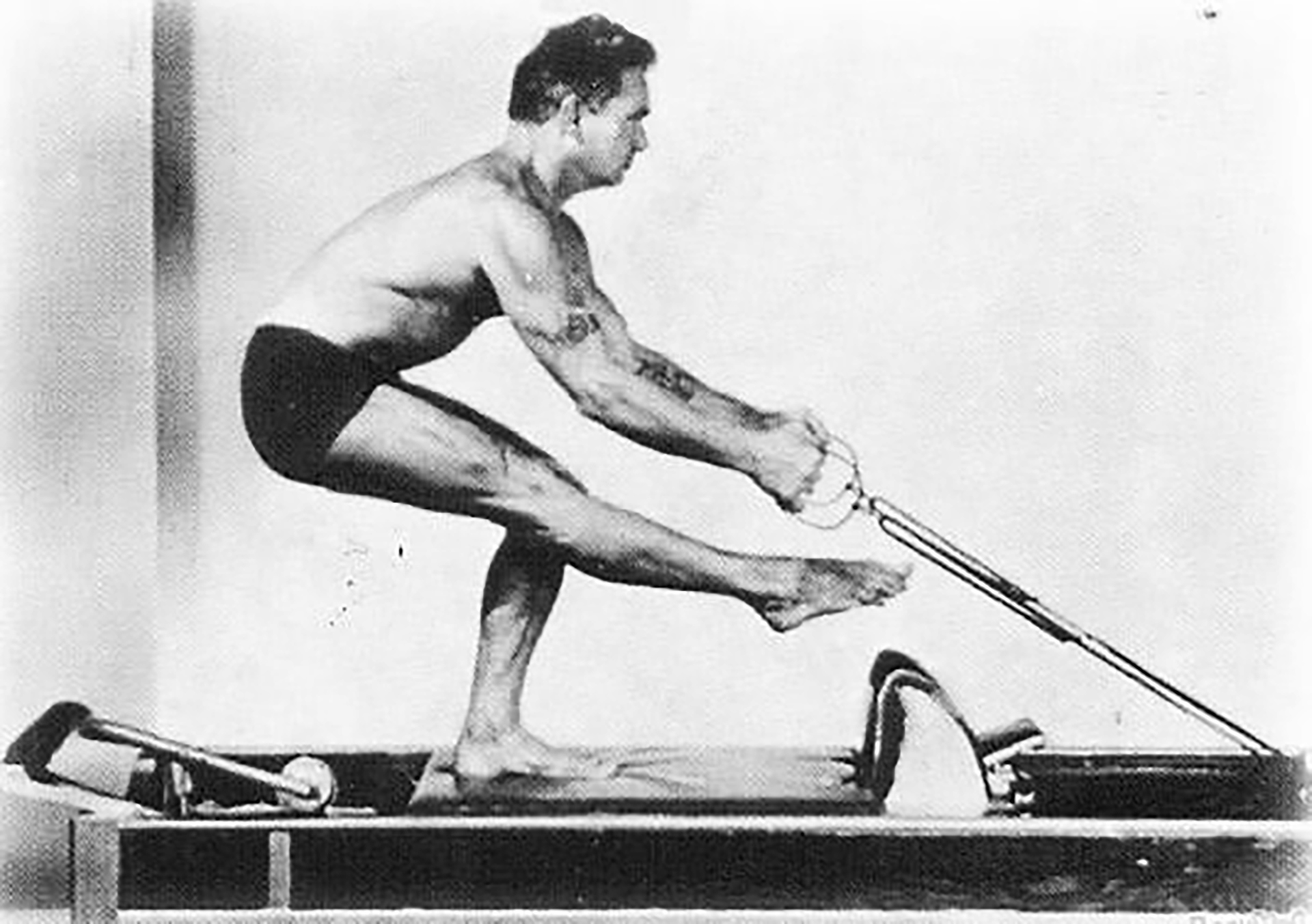 En 1926 Pilates viajó desde Alemania a los Estados Unidos, donde patentó su método de camas con resortes para hacer gimnasia, al que llamó "Contrología"
