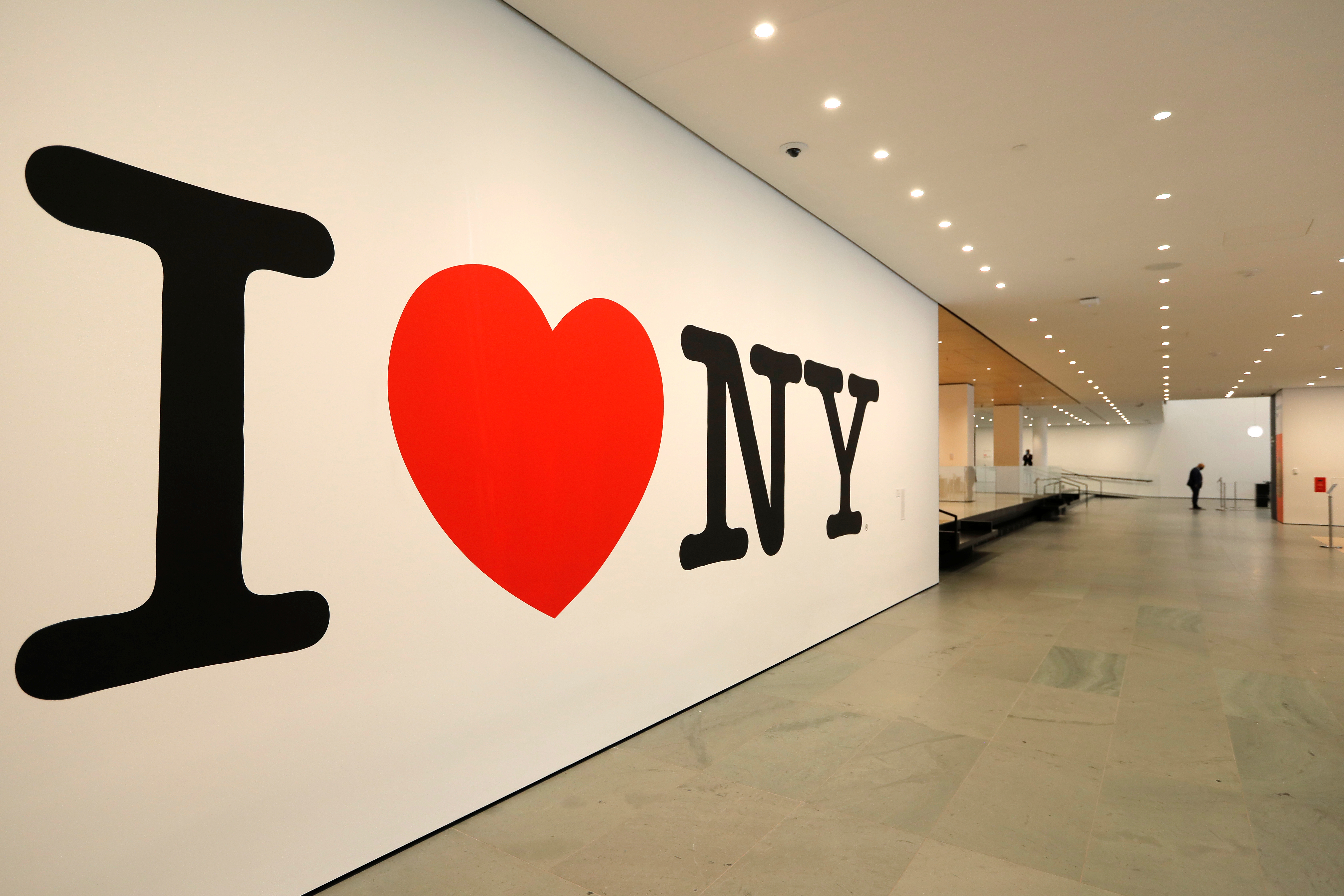 El icónico logo "I Love NY" creado por Milton Glaser, en el Museum of Modern Art (MoMA) durante una exhibición de 2020 (REUTERS/Mike Segar)