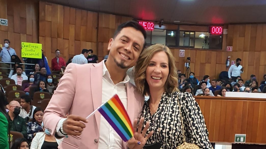 Ana Miriam Ferráez y Gonzalo Durán Chincoya celebraron la aprobación del matrimonio igualitario en Veracruz. (Foto: Twitter/@anamferraez)