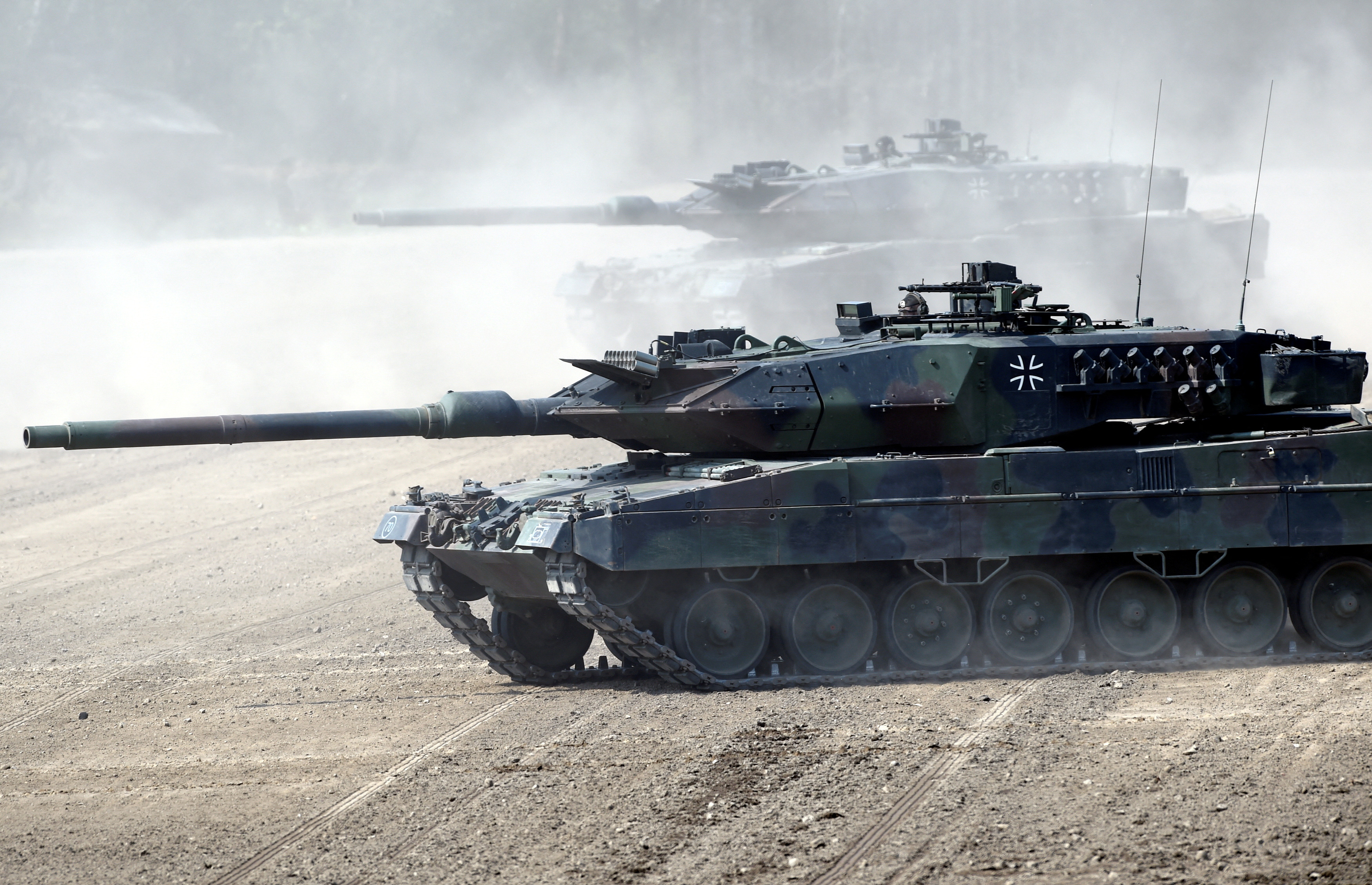 FOTO DE ARCHIVO: Tanques Leopard 2 toman posición durante una visita de la entonces canciller alemana Angela Merkel a la nueva fuerza de punta de lanza de la OTAN "VJTF 2019" en Munster, Alemania 20 de mayo de 2019 (Reuters)