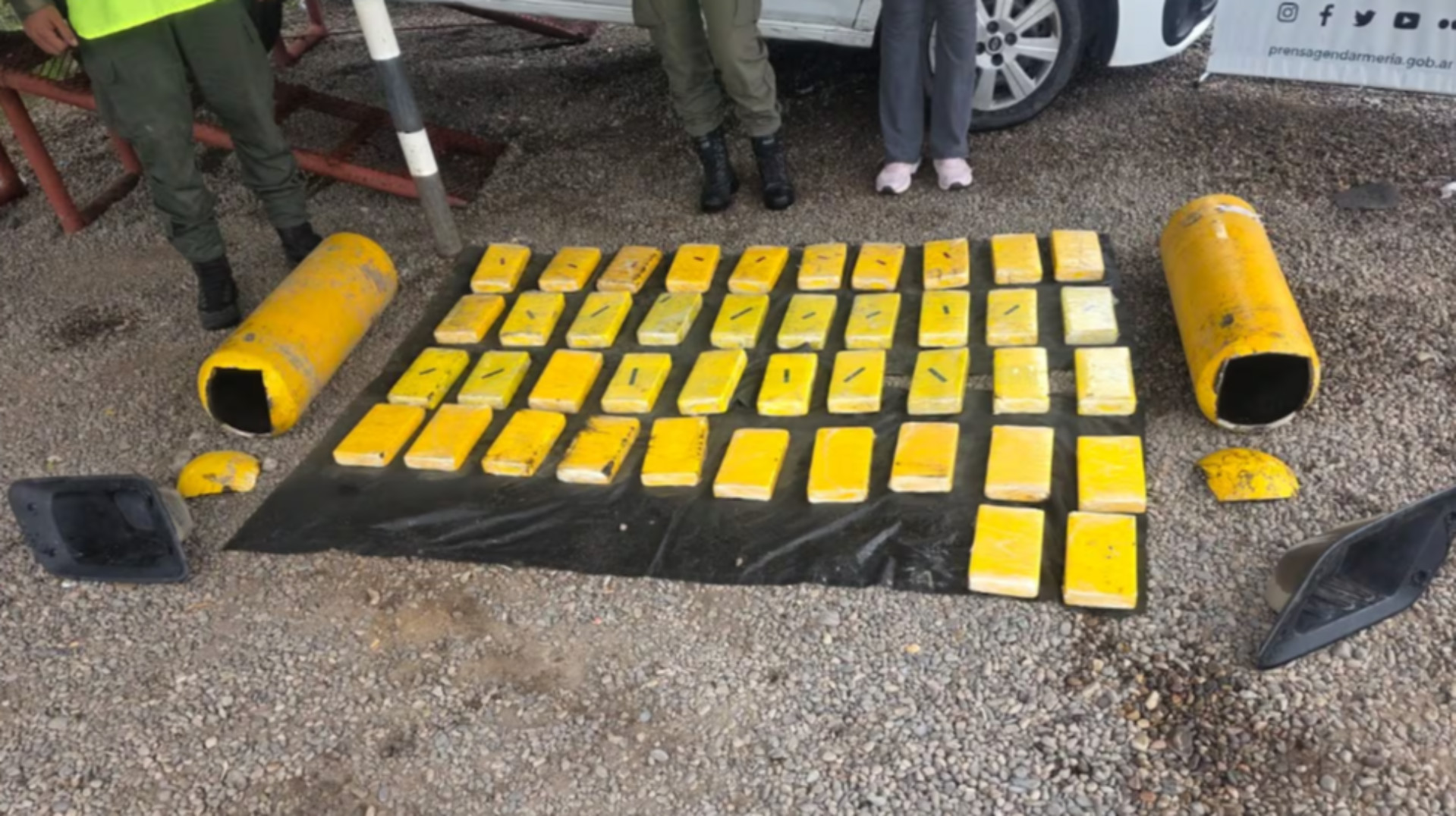 Detuvieron a una mujer que traficaba 44 kilos de coca&iacute;na ocultos en los tubos de GNC de una camioneta